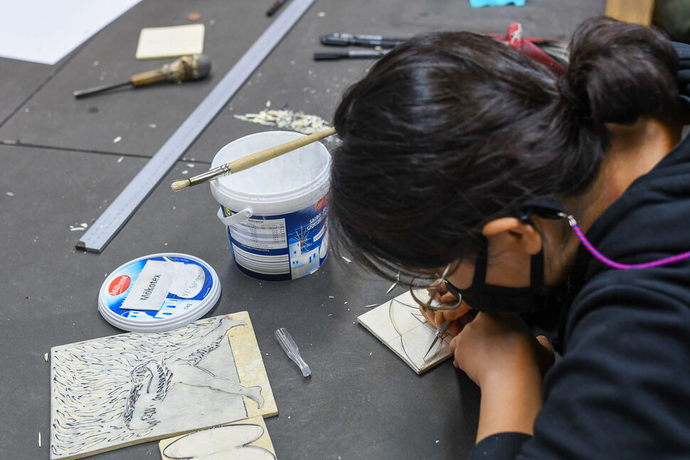 Studentin bei Holzschnitt