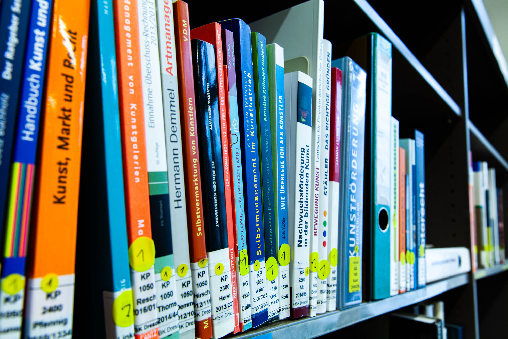 Bücher des Career Service in der Bibliothek der Hochschule