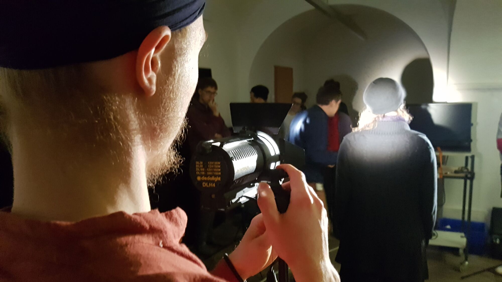 Ein Student richtet die Beleuchtung ein.