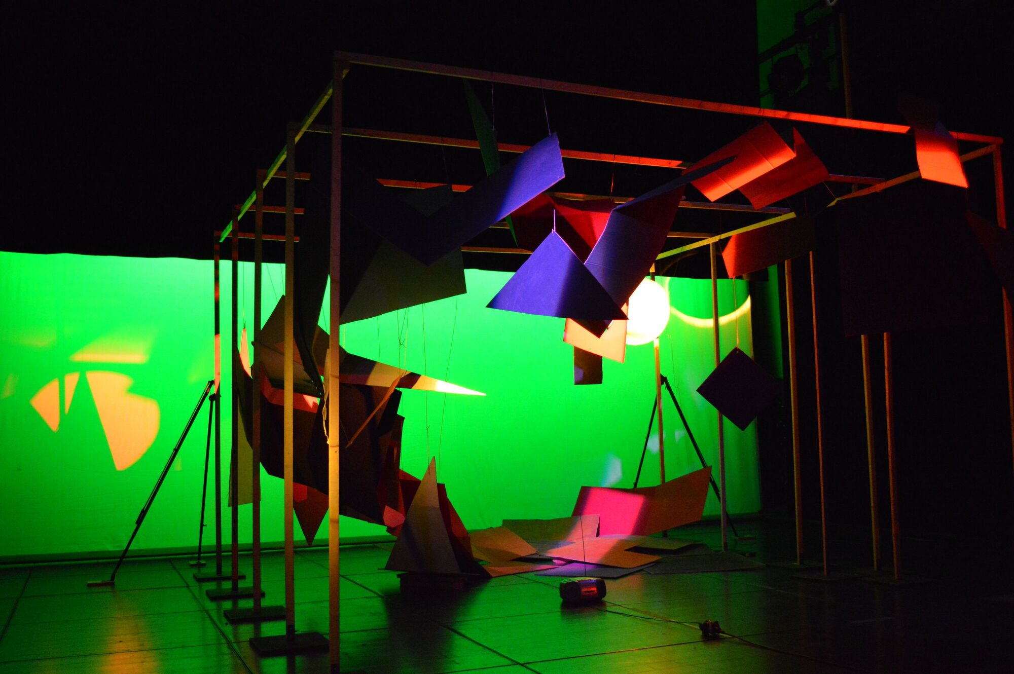 Installation: verschiedene geometrische Objekte, farbiges Licht.