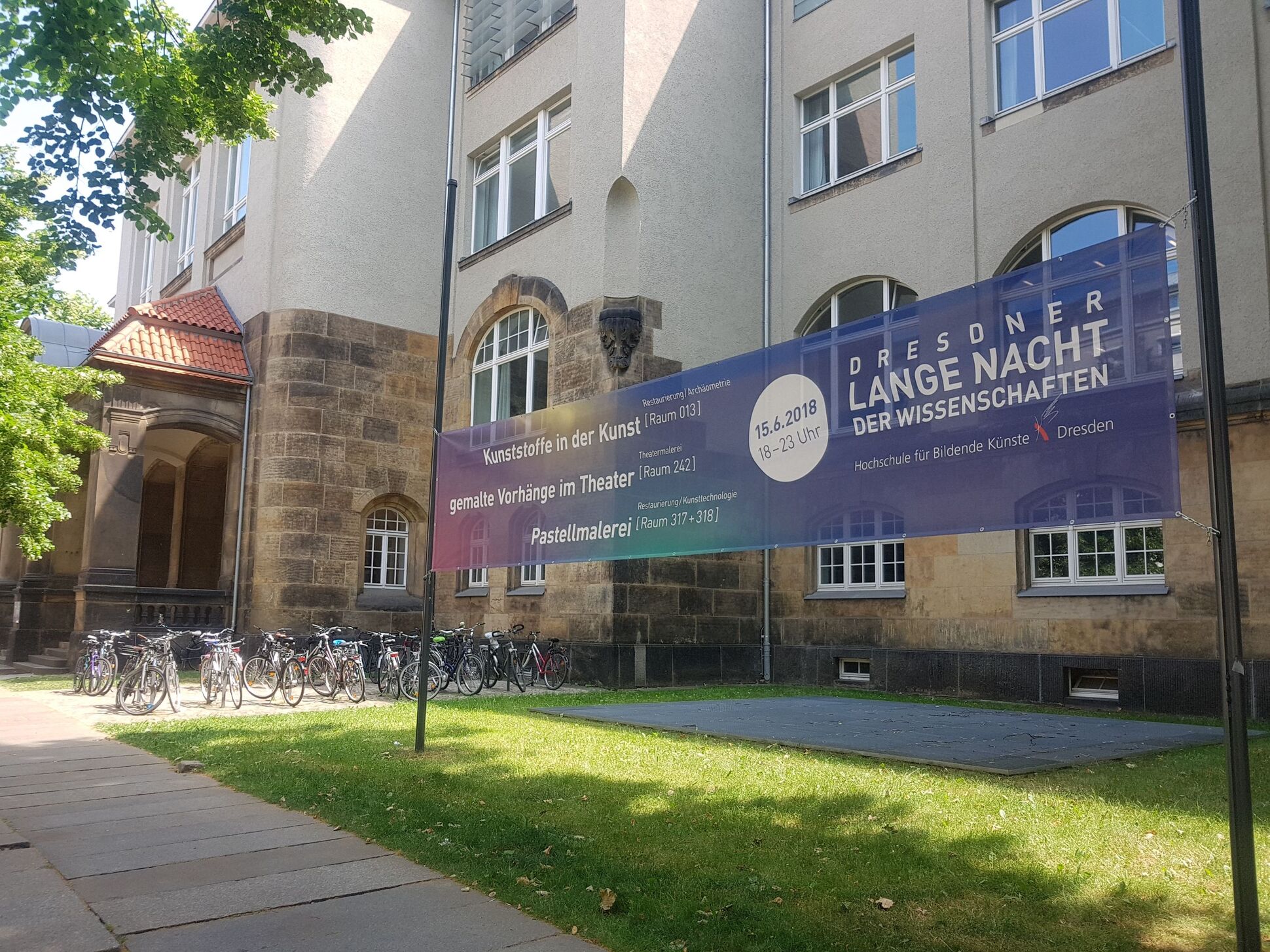 Der Gebäudekomplex der Hochschule an der Güntzstraße. Fahrräder vor der Eingang. Werbung für Lange Nacht der Wissenschaften im Vordergrund. Der Gebäudekomplex der Hochschule an der Güntzstraße. Fahrräder vor der Eingang. Werbung für Lange Nacht der Wissenschaften im Vordergrund.