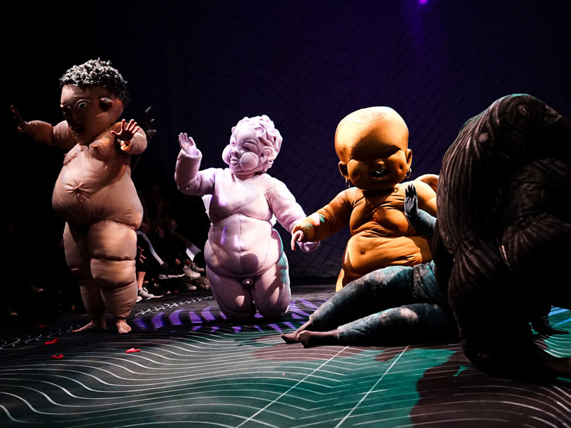 Menschen in Baby-Kostümen.