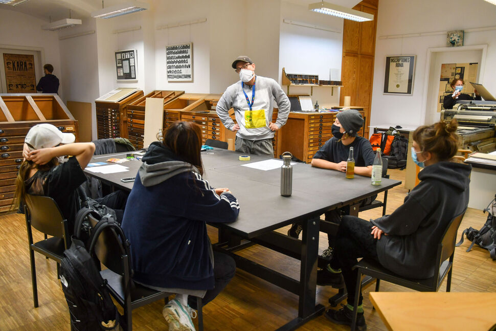 Jan Brokof mit Studierenden in der Typografiewerkstatt