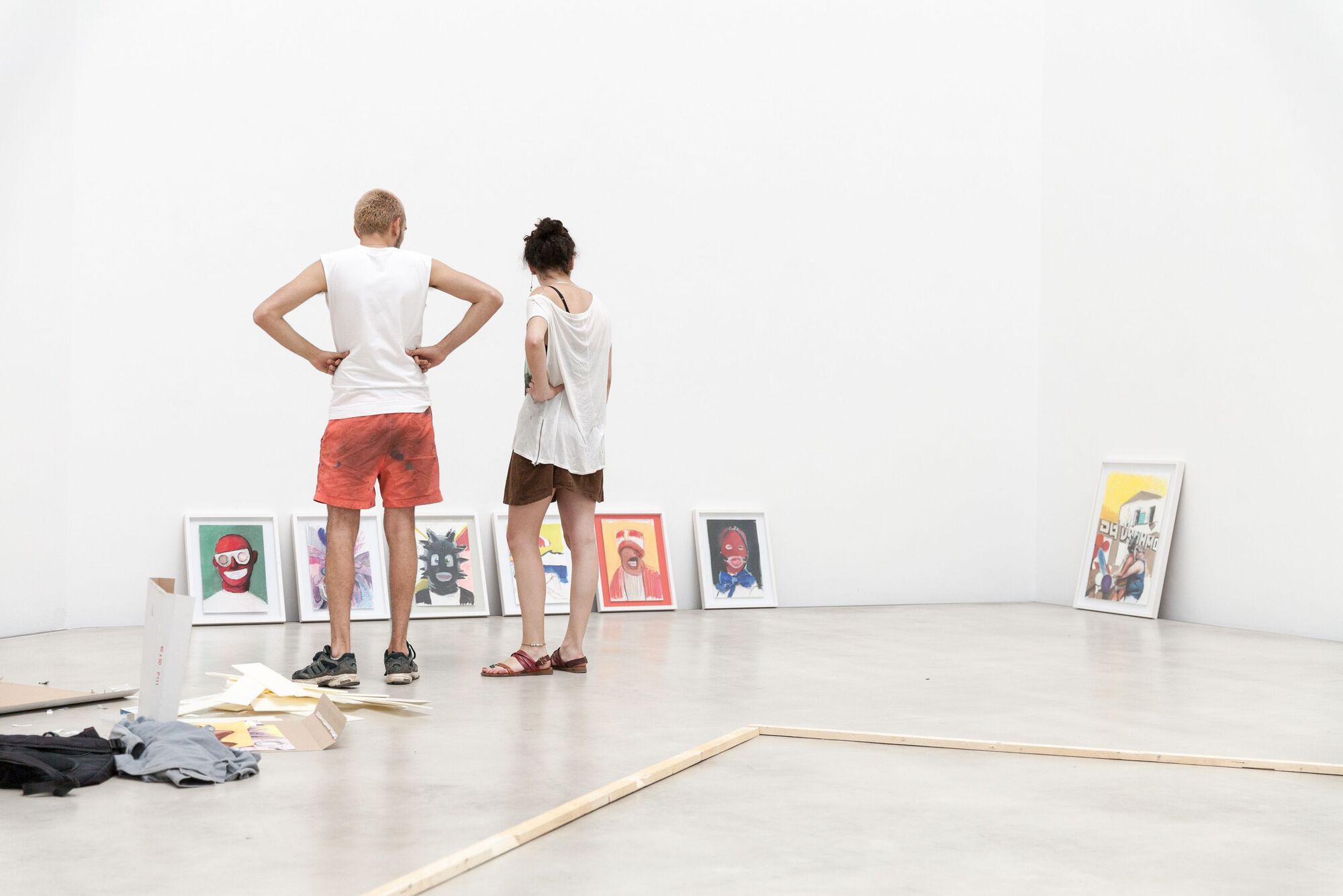 Aufbau der Jahresausstellung. Ein Student und eine Studentin beim Überlegen.