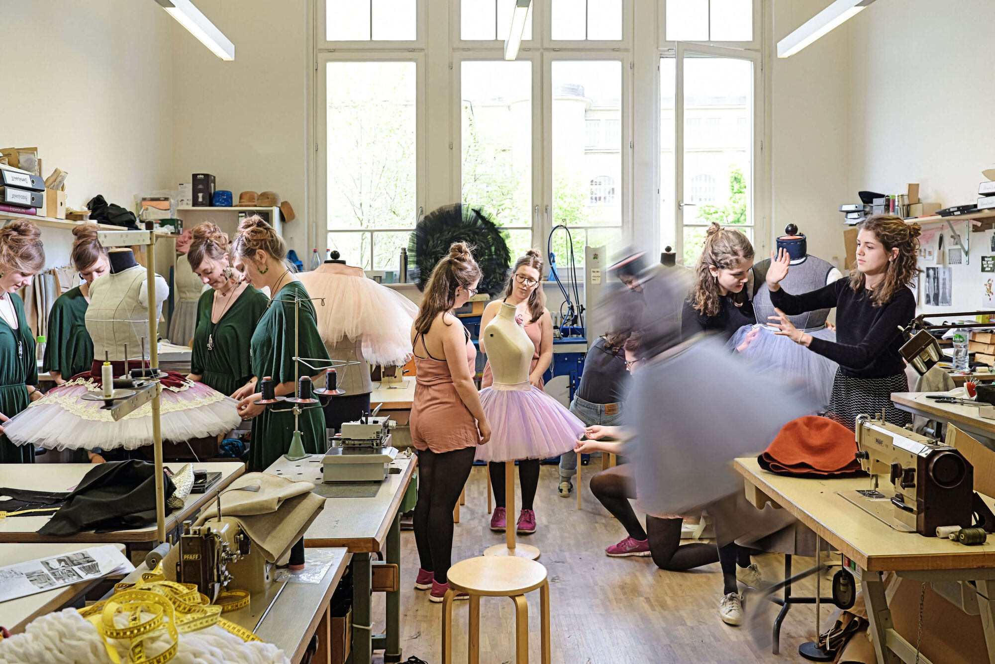 Studio des Studienganges Bühnen- und Kostümbild. Studentinnen machen Kostüme.