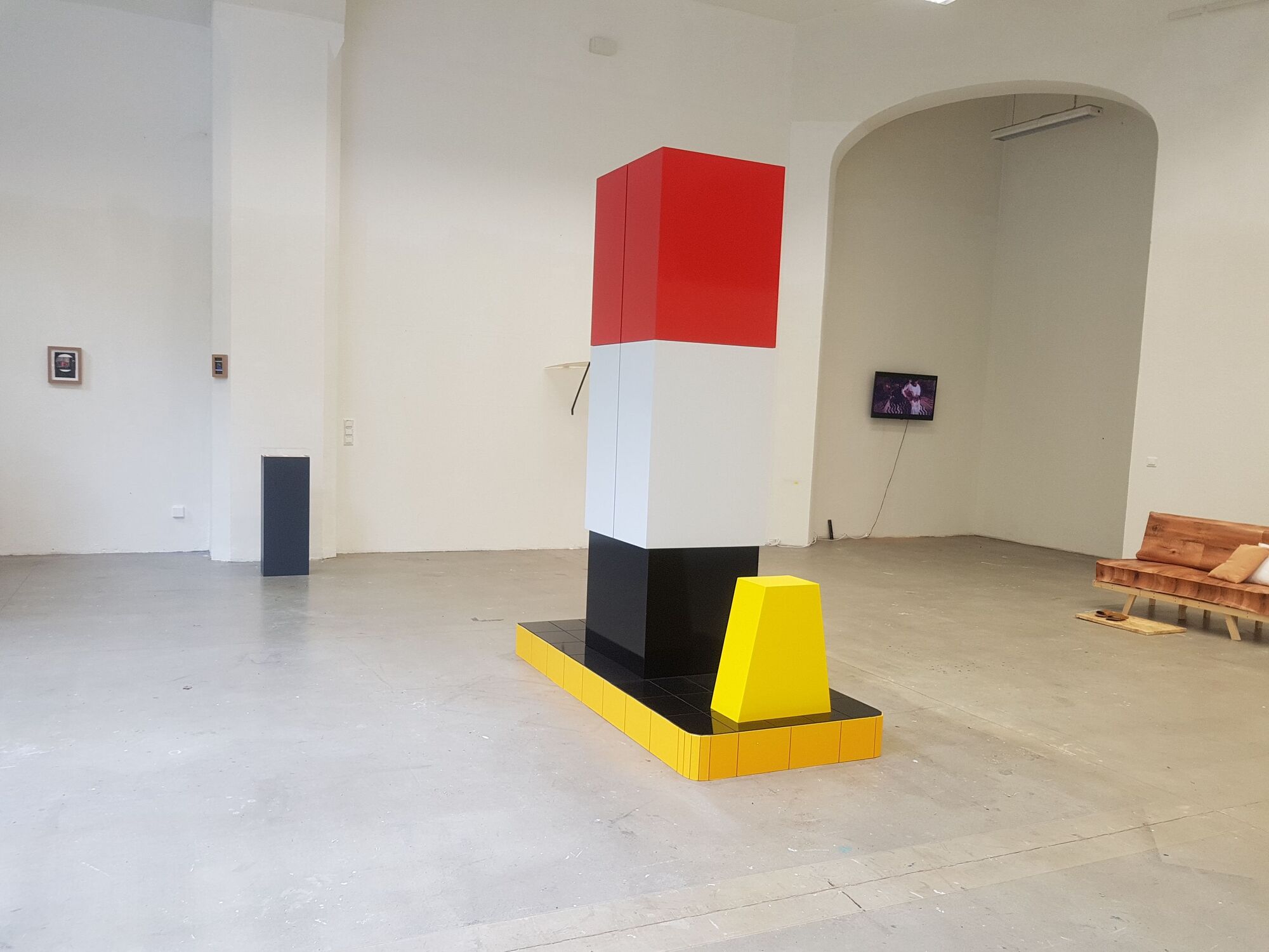 Ausstellungsansicht. Objekte, Bilder und Videoarbeit im Raum.