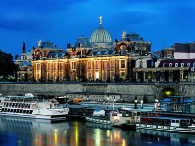 Kunstakademie im Ensemble Brühlsche Terrasse in der Nacht. Vorn das Terrassenufer mit den Liegeplätzen der Sächsischen Dampfschiffahrt auf der Elbe. Kunstakademie im Ensemble Brühlsche Terrasse in der Nacht. Vorn das Terrassenufer mit den Liegeplätzen der Sächsischen Dampfschiffahrt auf der Elbe.