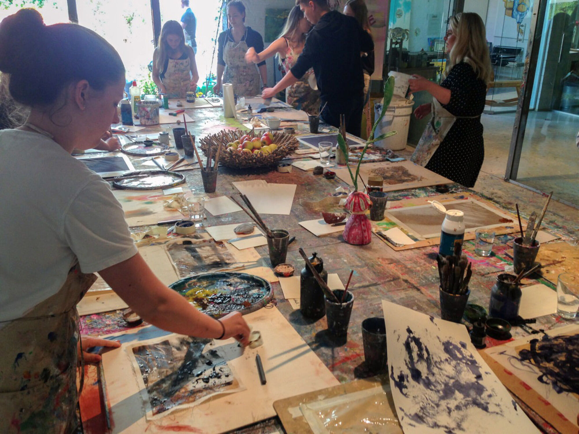 Studenten beim Malen.