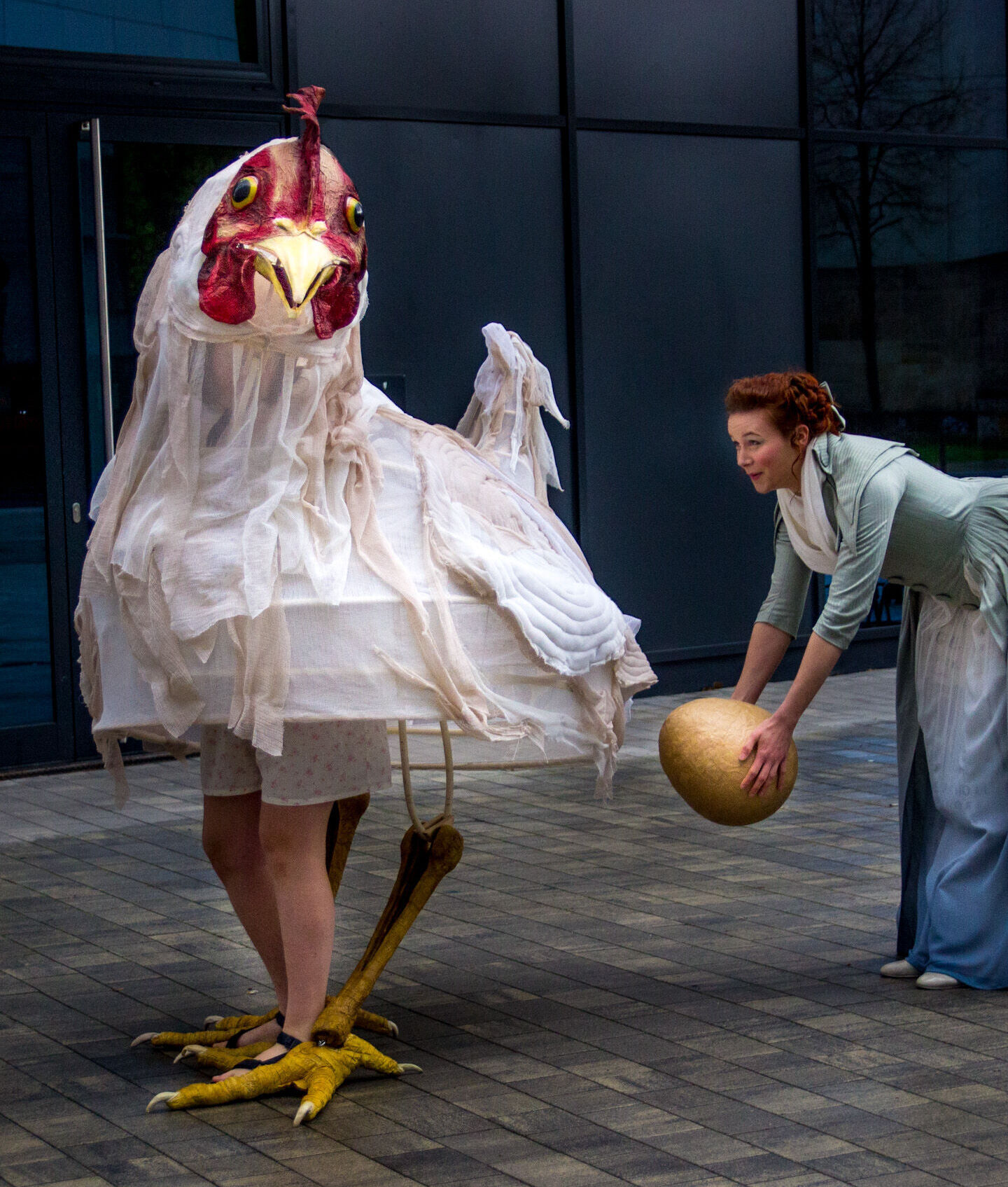 Kostüm: Huhn, welches ein goldenes Ei legt Kostüm: Huhn, welches ein goldenes Ei legt