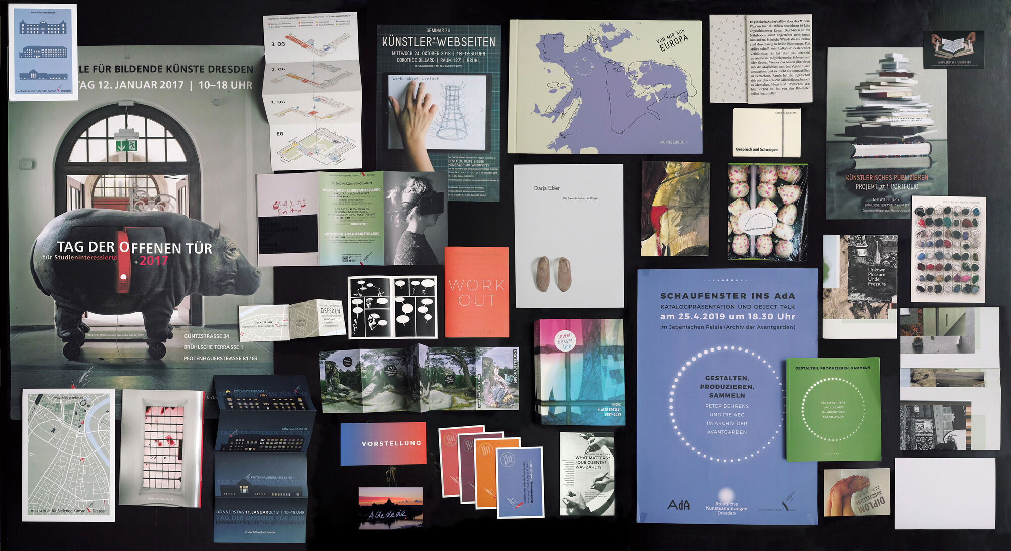 Verschiedene Portfolios, Flyer und Broschüren auf dem Tisch.