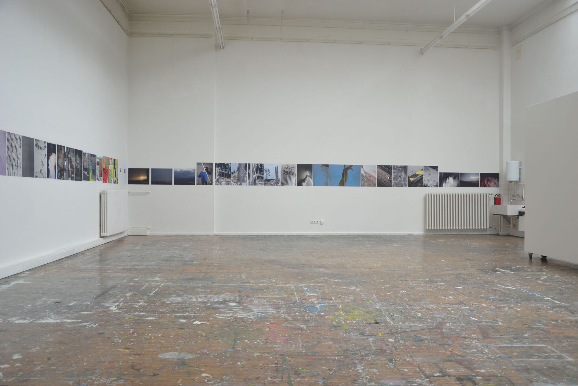 Jahresausstellung. Fotos an der Wand. 