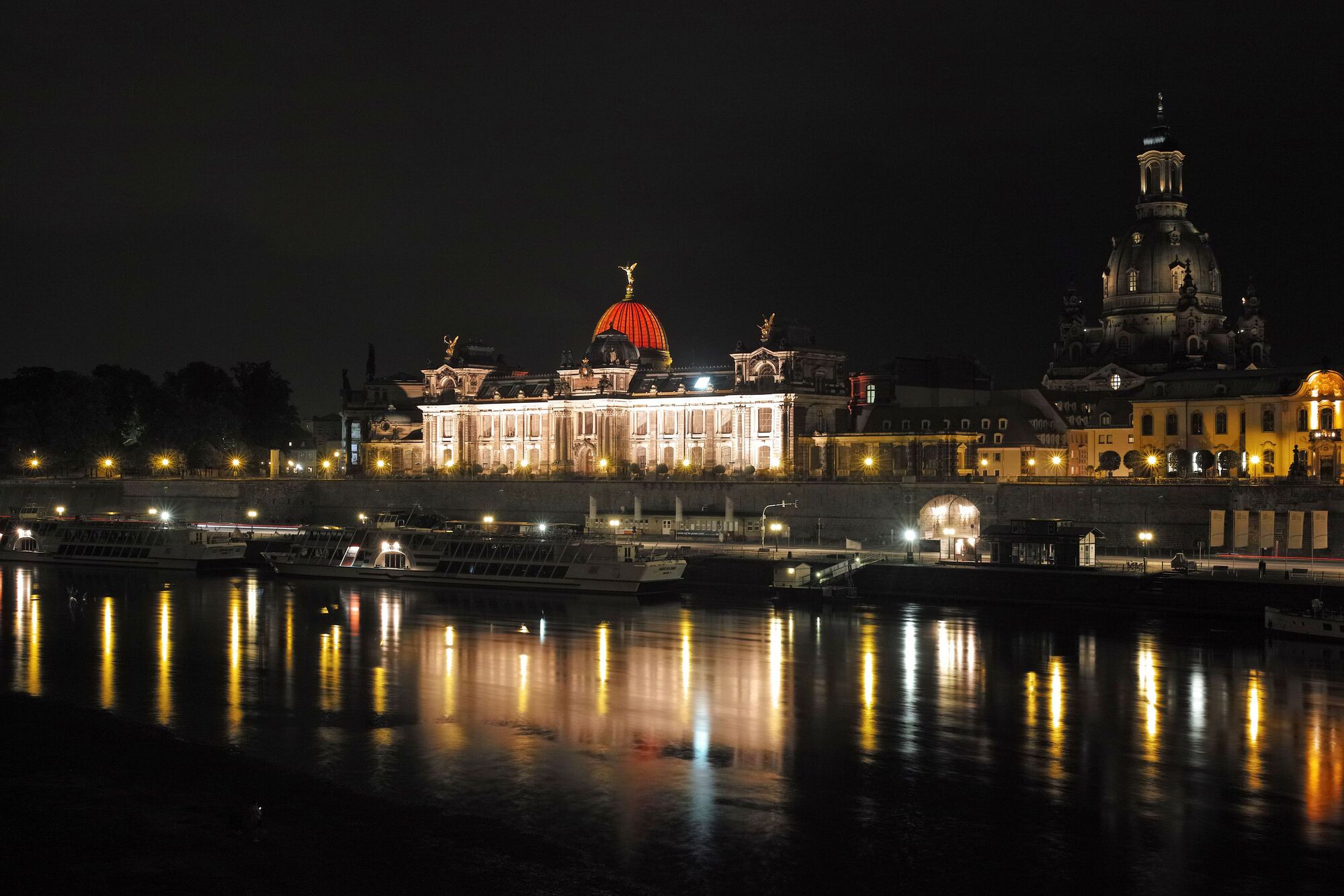 Kunstakademie im Ensemble Brühlsche Terrasse in der Nacht. Vorn das Terrassenufer mit den Liegeplätzen der Sächsischen Dampfschiffahrt auf der Elbe.