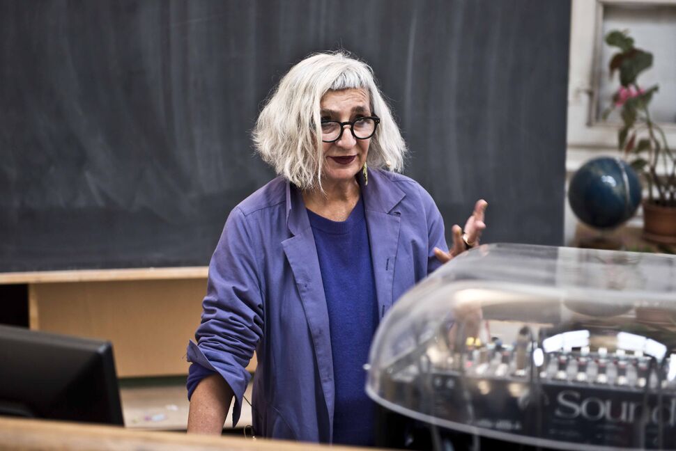 Adrienne Goehler vor Tafel im Aktsaal