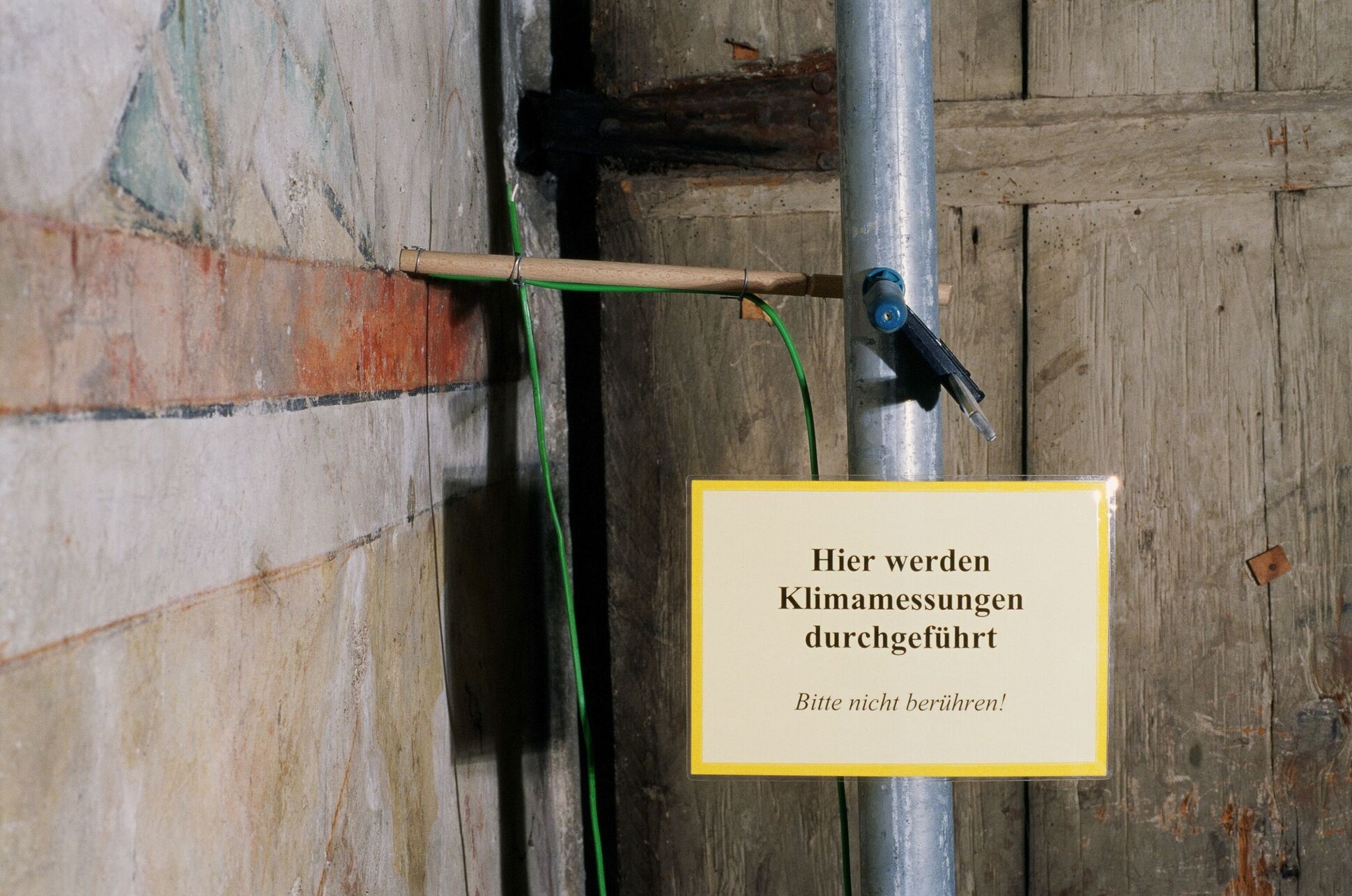 Schild vor Wand Klimamessung
