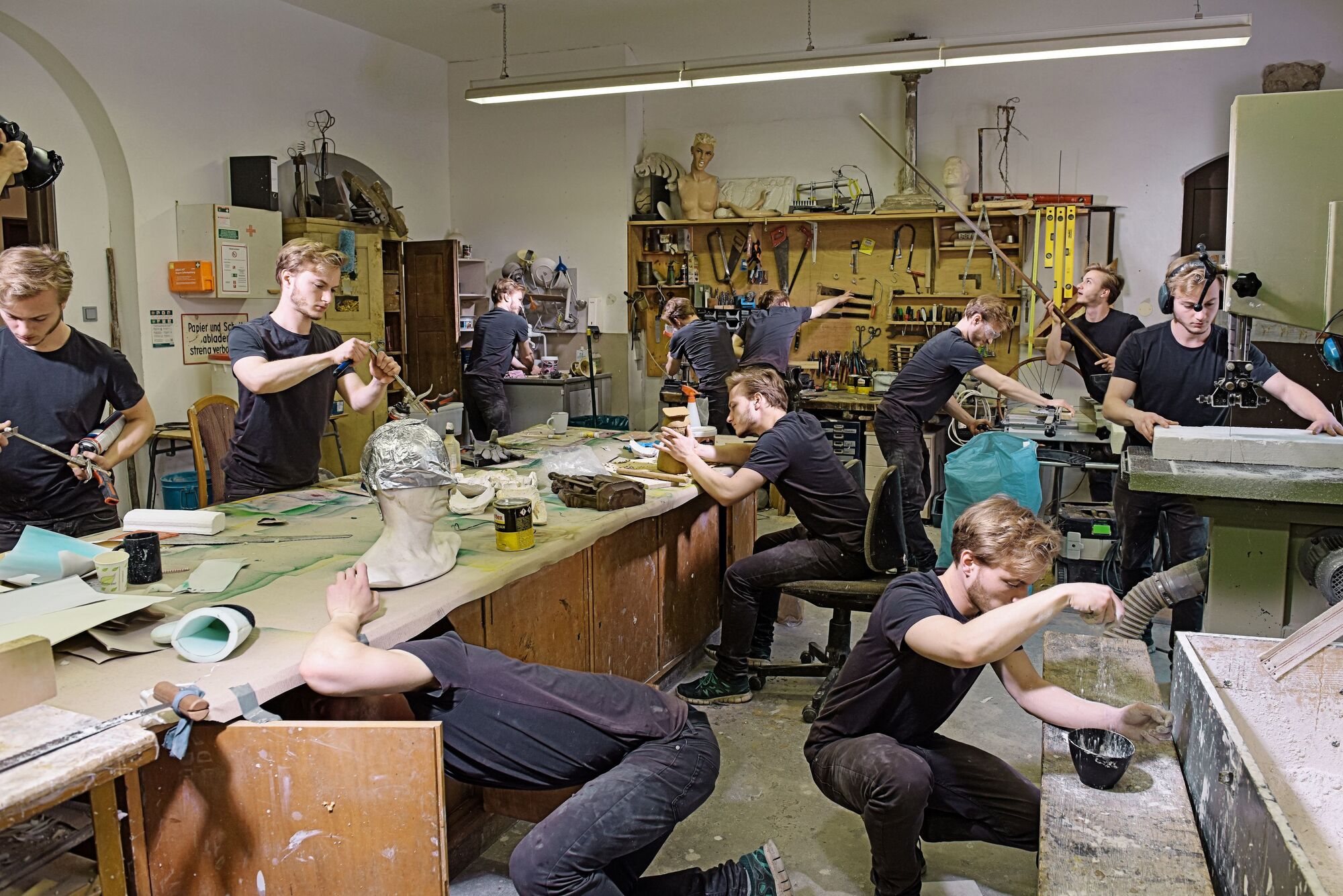 Studio des Studienganges Theaterausstattung. Studenten beim Schaffen der Kostüme.