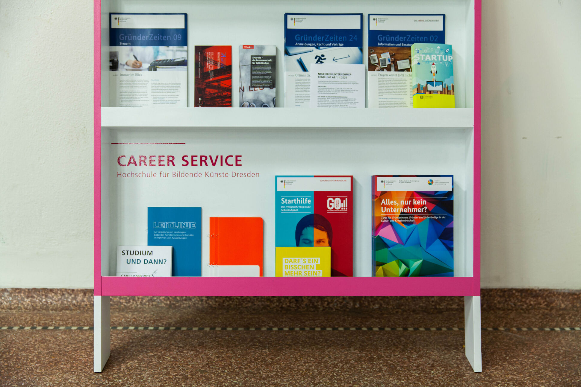 Flyerständer des Career Service an der Güntzstraße 34