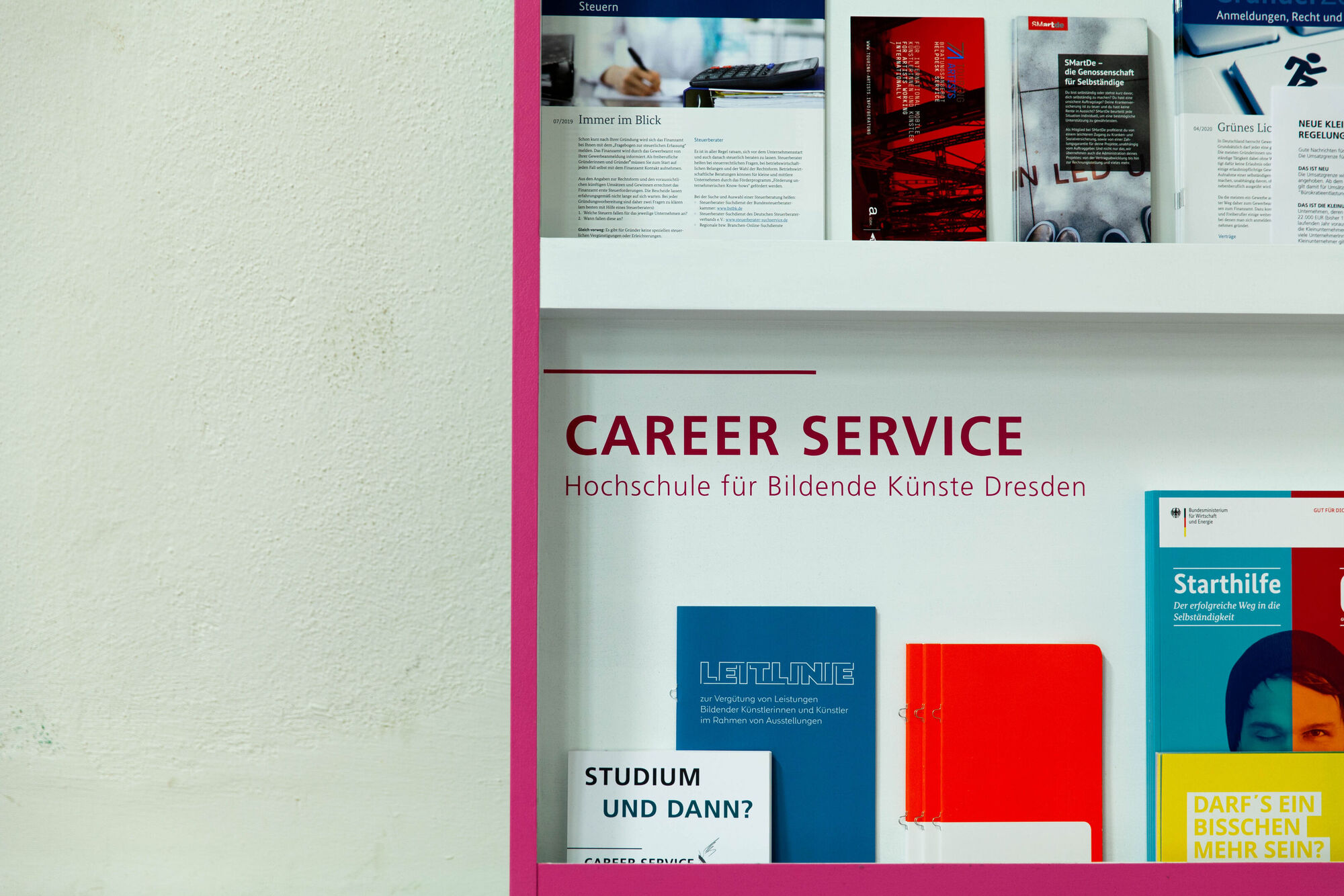 Eine Auslage mit Informationsmaterial