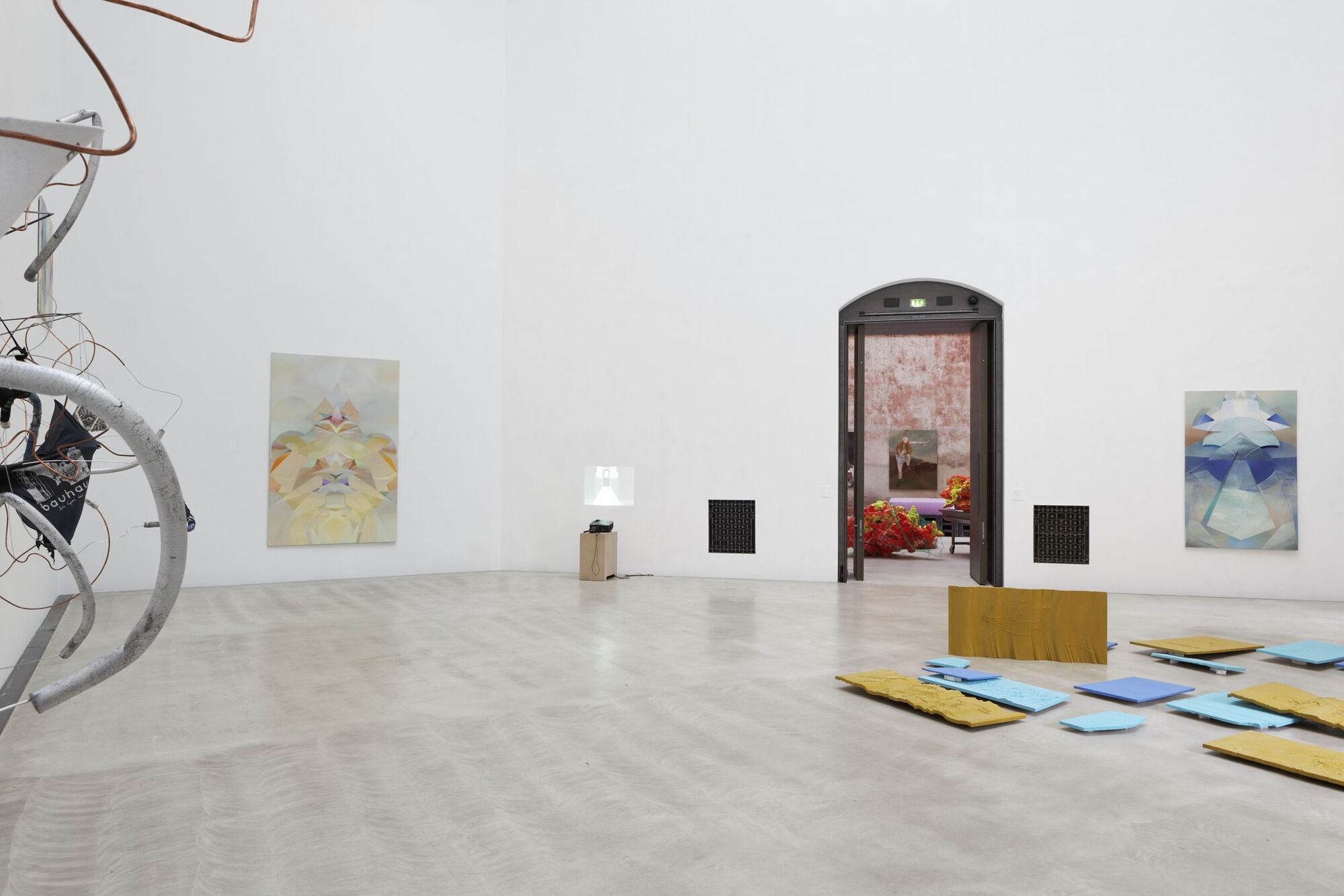 Diplomausstellung im Oktogon der Hochschule. Objekte, Gemälde und Installationen im Raum.