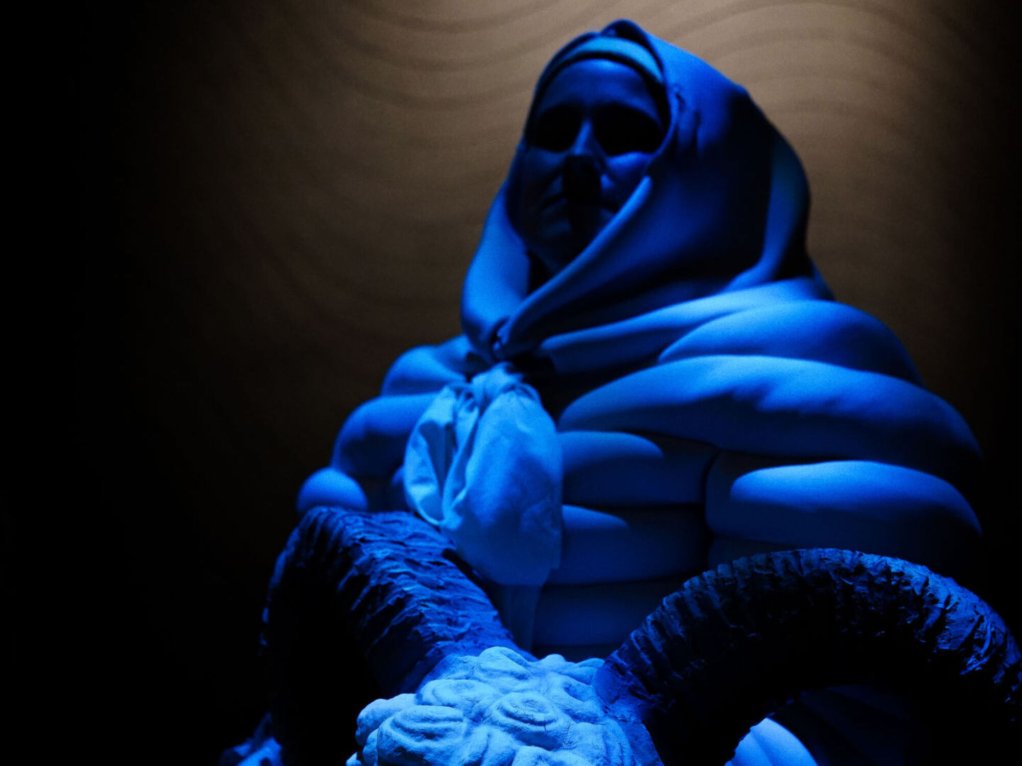 Frau in Kostüm. Blaues Licht.