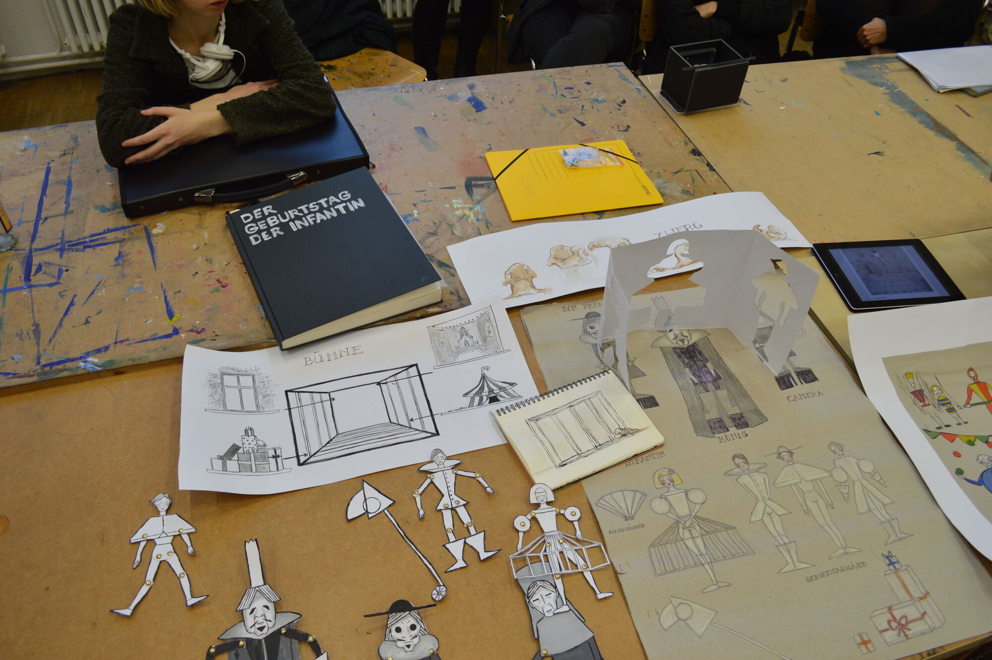 Skizzen für Bühnenbild auf dem Tisch.