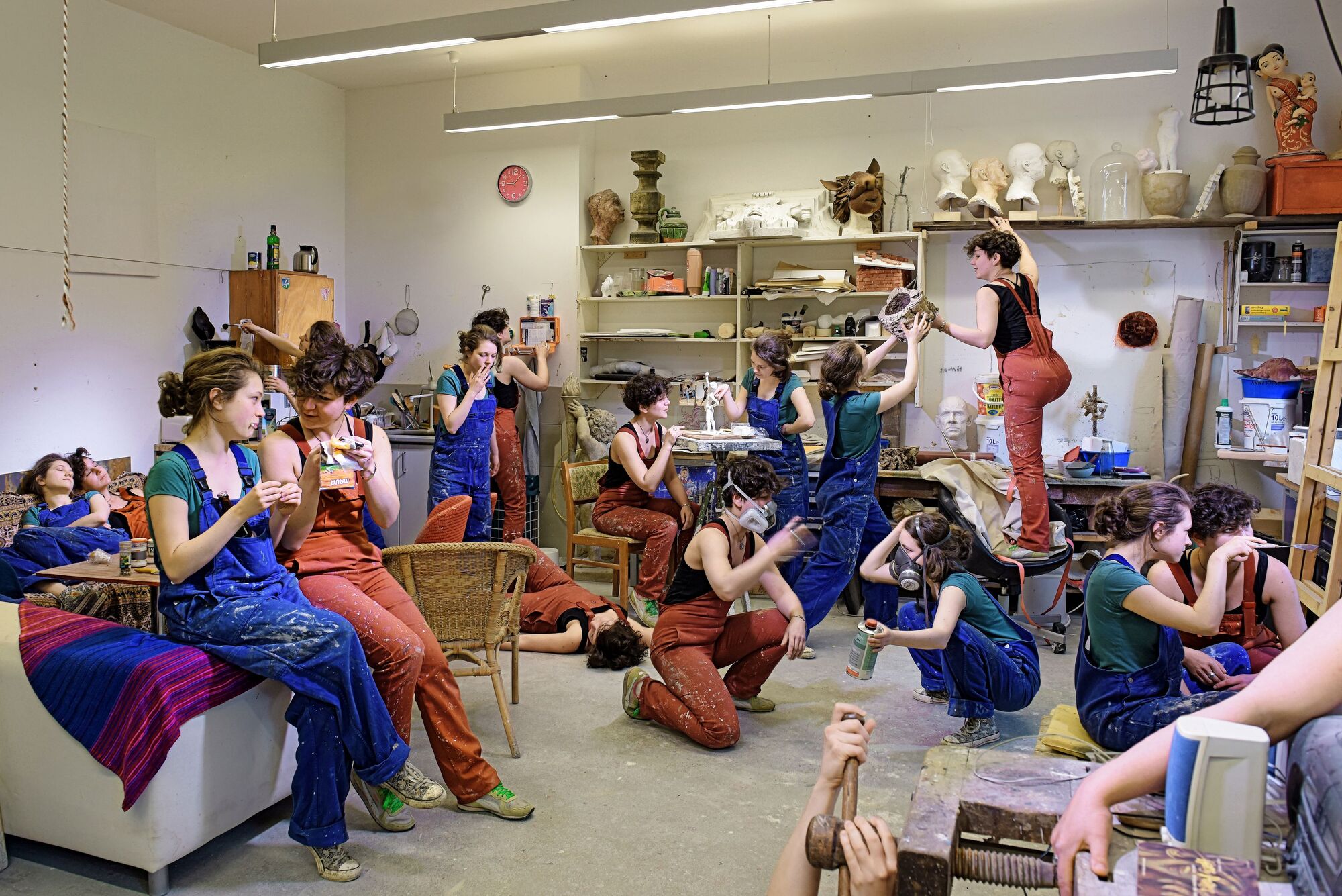 Studio des Studienganges Theaterausstattung. Studenten beim Schaffen der Kostüme.