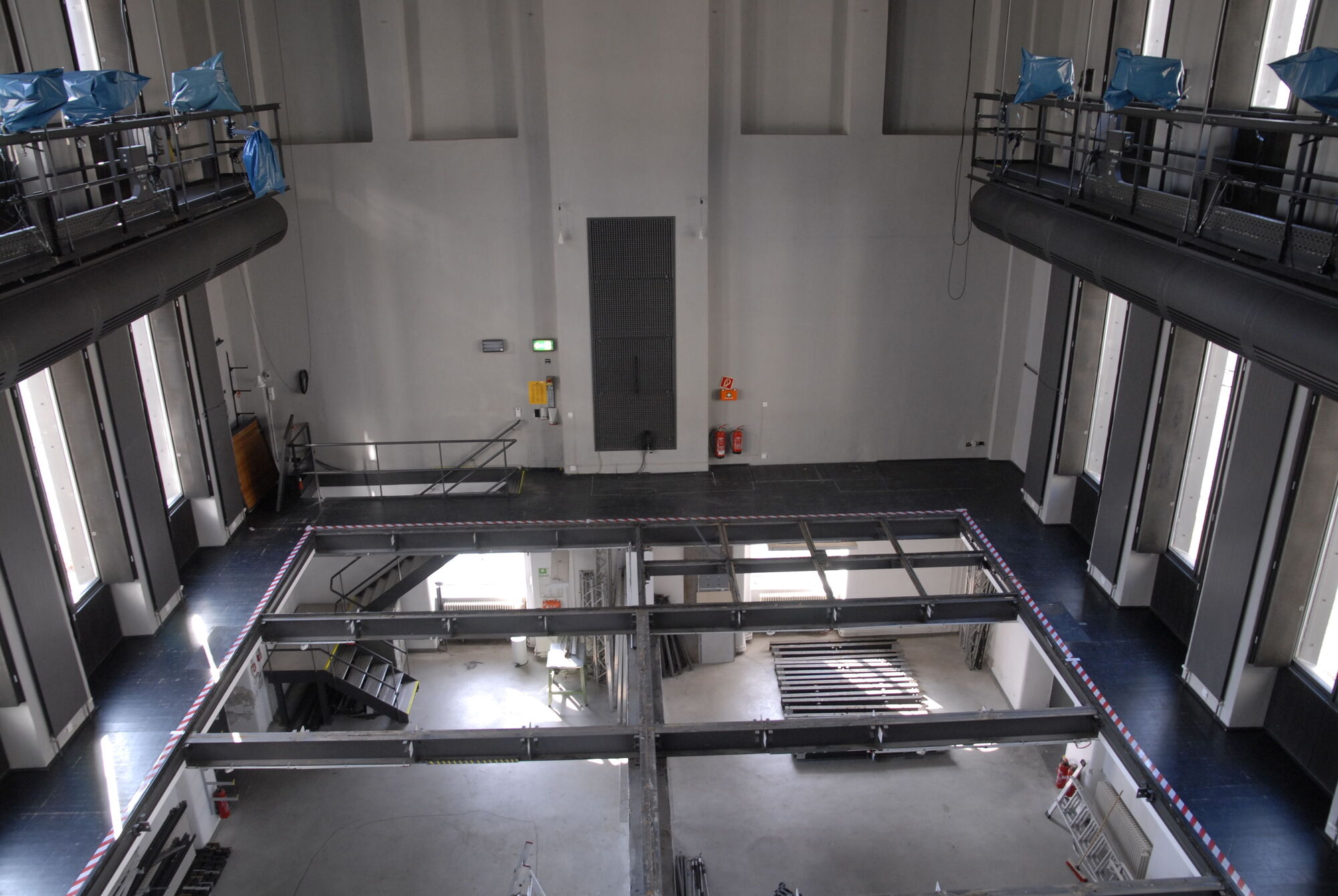 Blick von oben auf die leere Bühne.