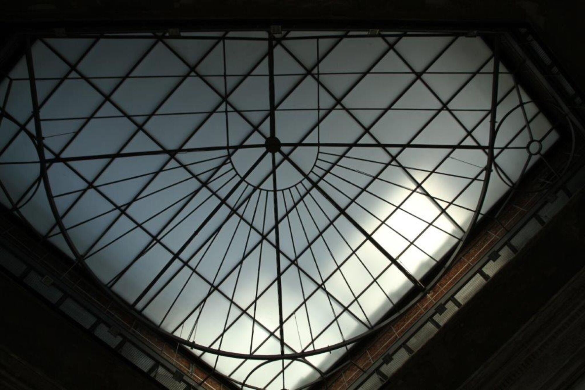 Blick vom Oktogon nach oben. Glasdecke.
