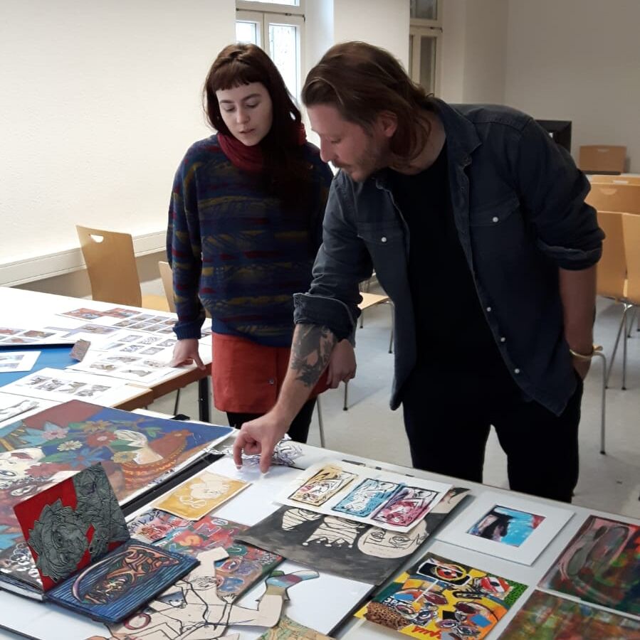 Führung in der Hochschule. Menschen schauen Kunstwerke an. Führung in der Hochschule. Menschen schauen Kunstwerke an.