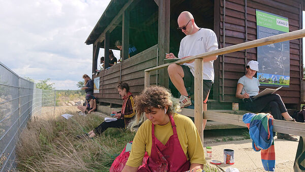 Pleinair Workshop Geierswalde 2021 Foto mit Studierenden, Hintergrudn eine Holzhütte