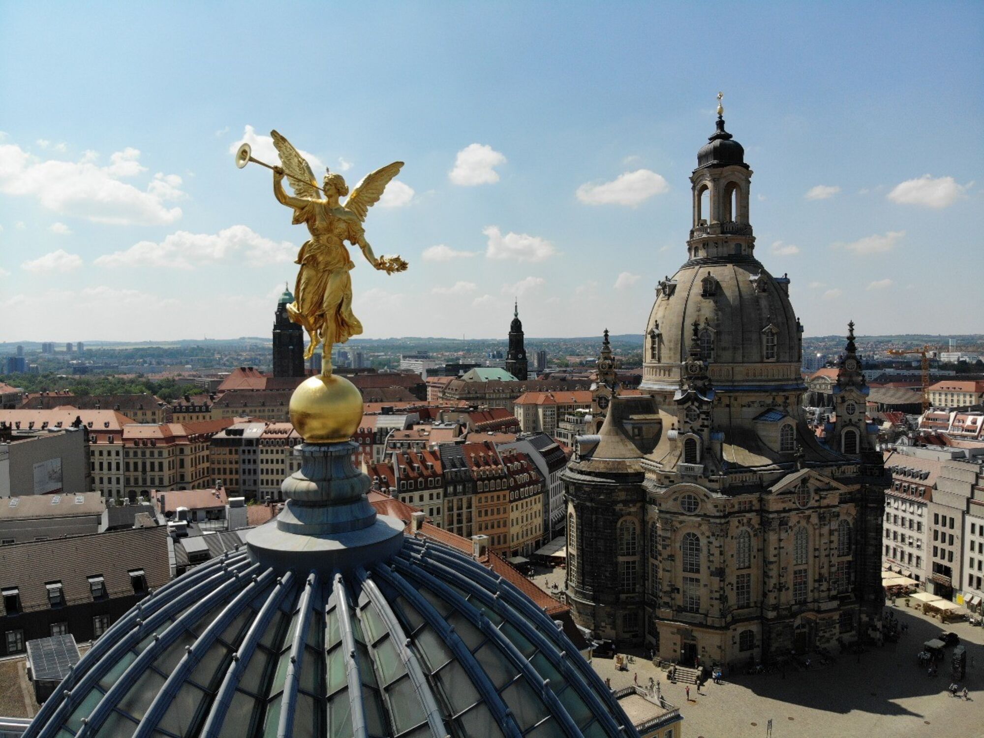 Dronenfoto zeigt die Stadt Dresden. Frauenkirche. Glaskuppel der Kunstakademie. Fama auf der Spitze der Glaskuppel.