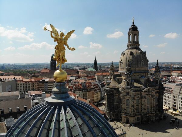 Dronenfoto zeigt die Stadt Dresden. Frauenkirche. Glaskuppel der Kunstakademie. Fama auf der Spitze der Glaskuppel.