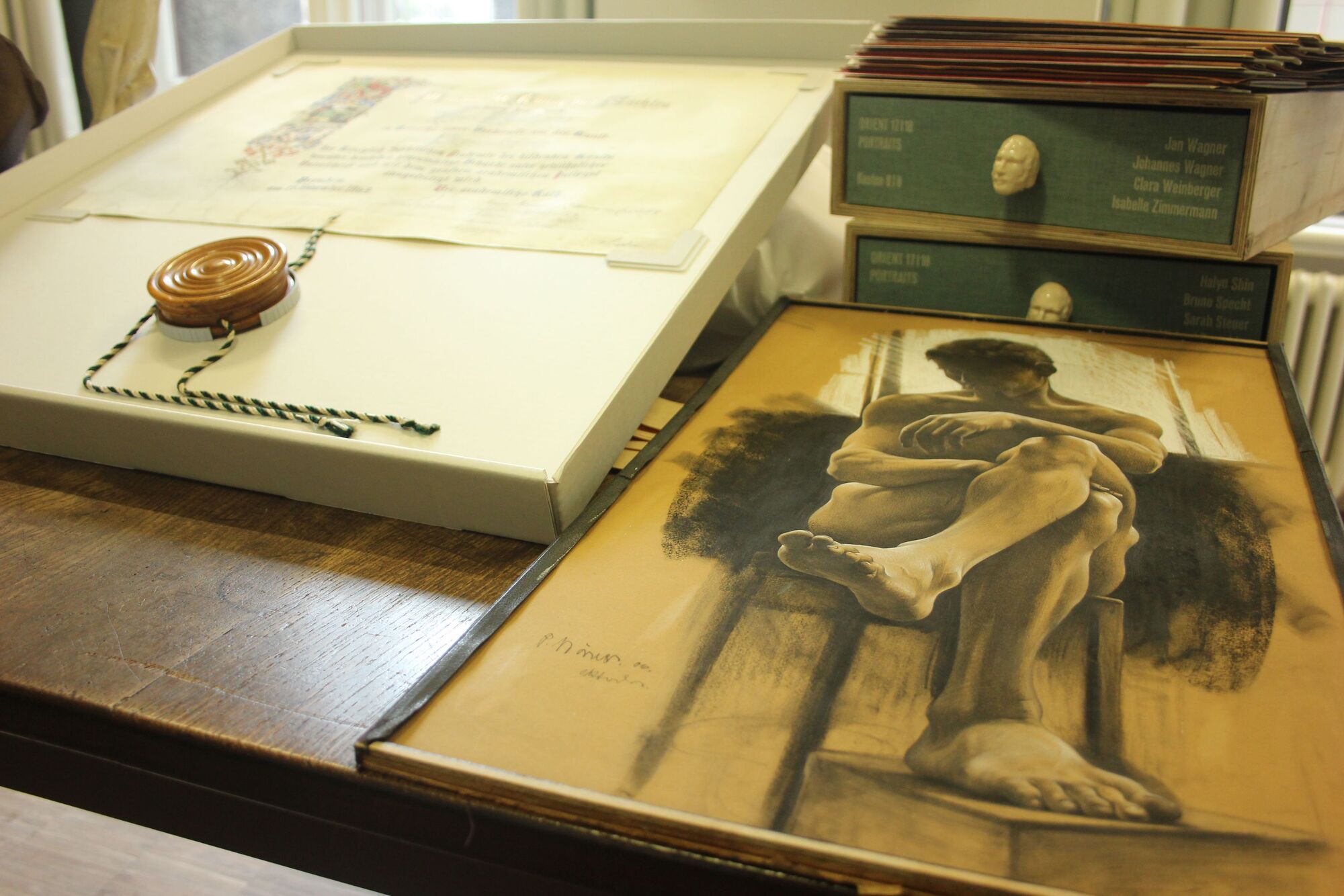 Alte Schrift, Zeichnung von einem Man und verschiedene Dokumente.