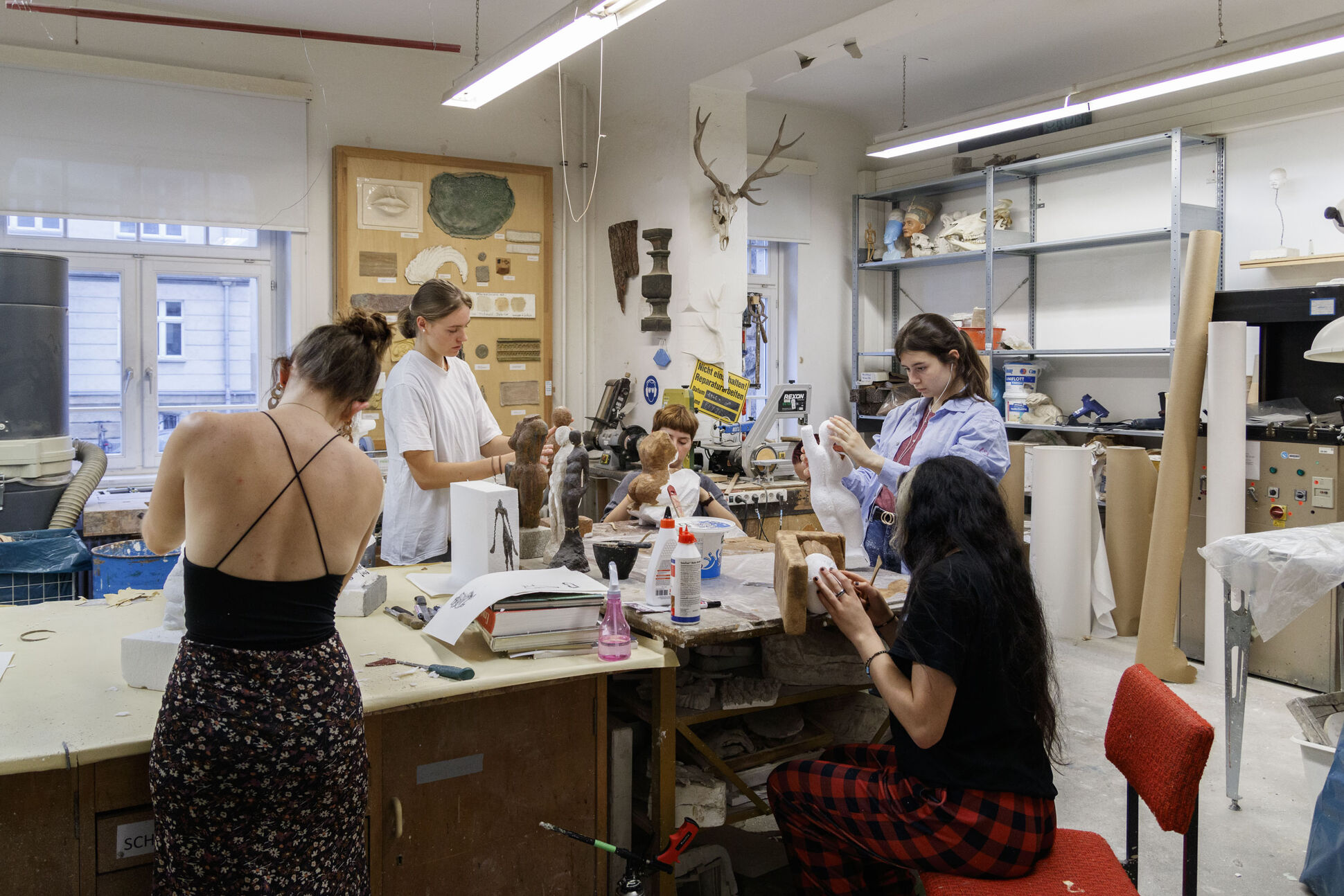 Personen beim D_ART Workshop in einer Werksratt der Fakultät II Personen beim D_ART Workshop in einer Werksratt der Fakultät II