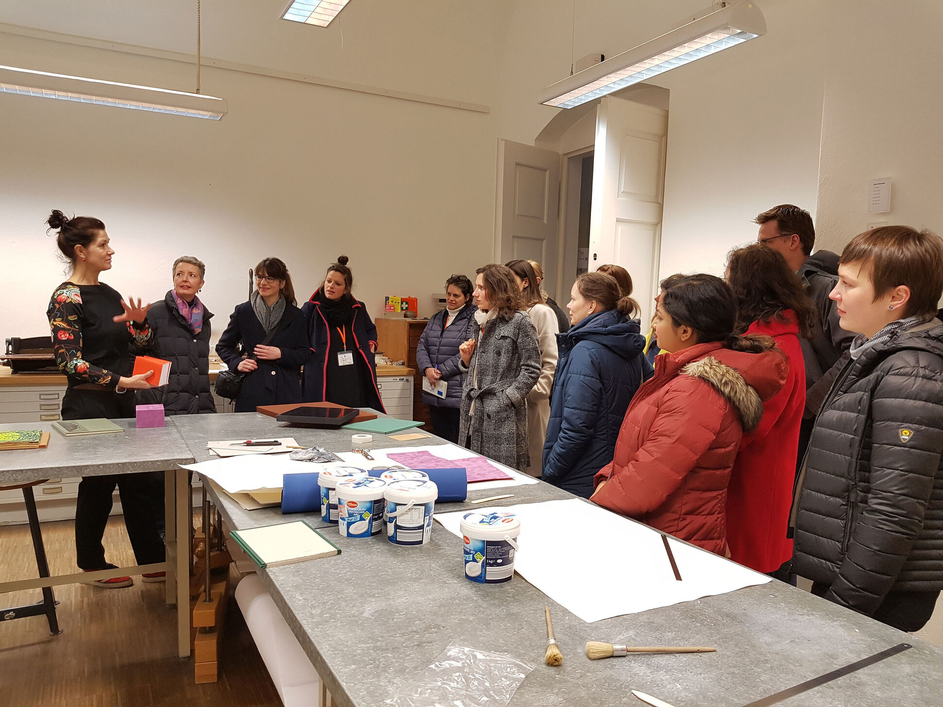 Deutsch-amerikanisches Austauschprogramm PREP für Museumsfachleute. Die Gäste in der Werkstatt für Handeinband.