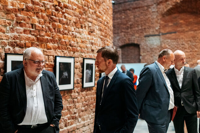 Foto Rektor Matthias Flügge und Ministerpräsident Michael Kretschmer