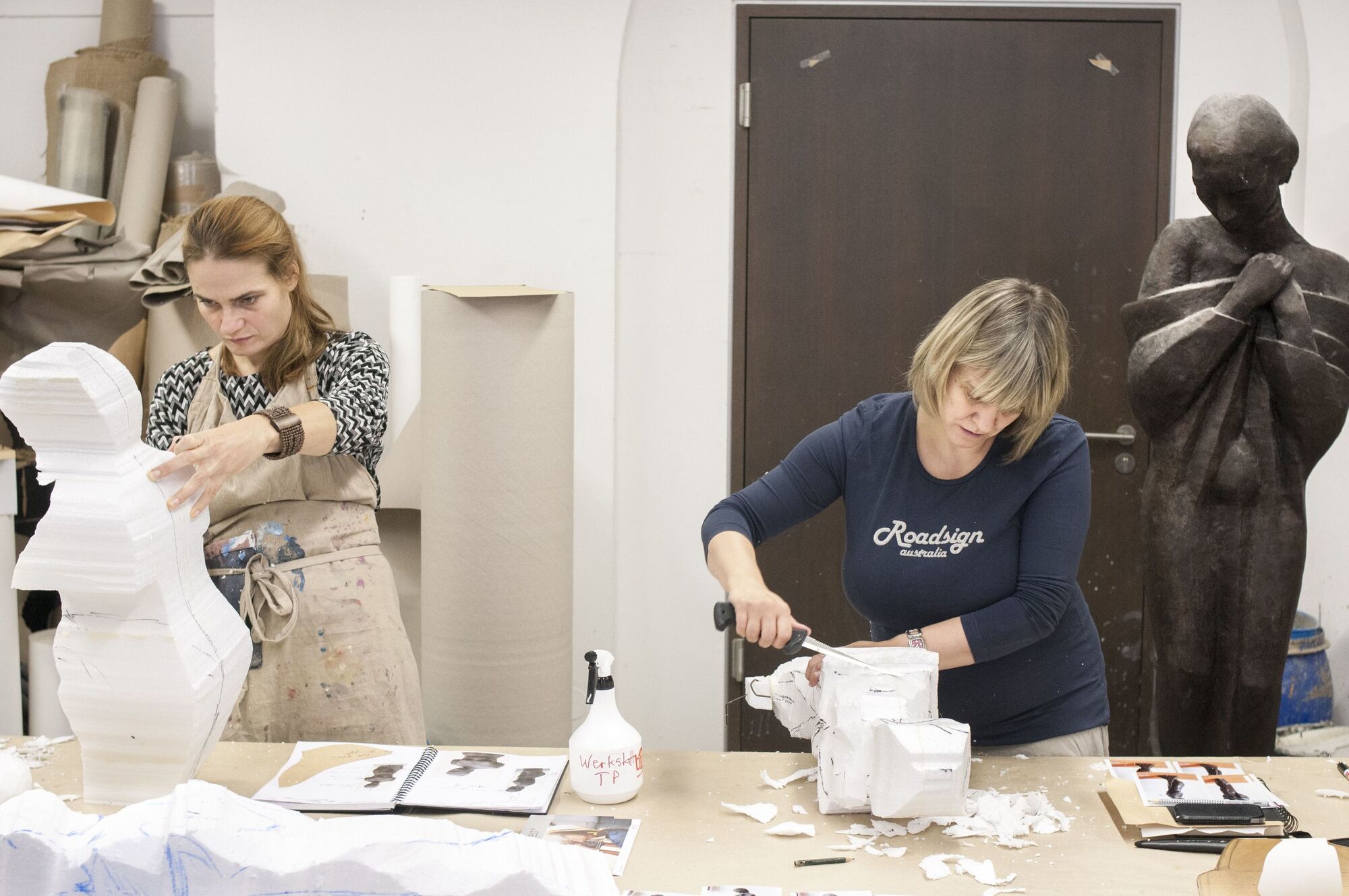 Zwei Frauen machen Skulpturen.
