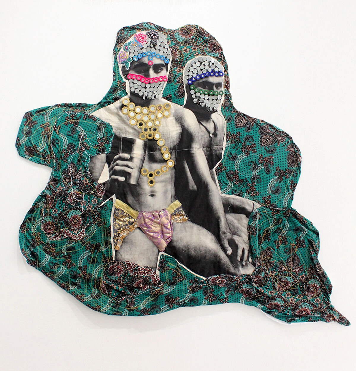 [Translate to Englisch:] Screen print on muslin, printed polyester fabric, gold metalic fabric, embroidery, applique and quilting, 2018, 60X72 inches.