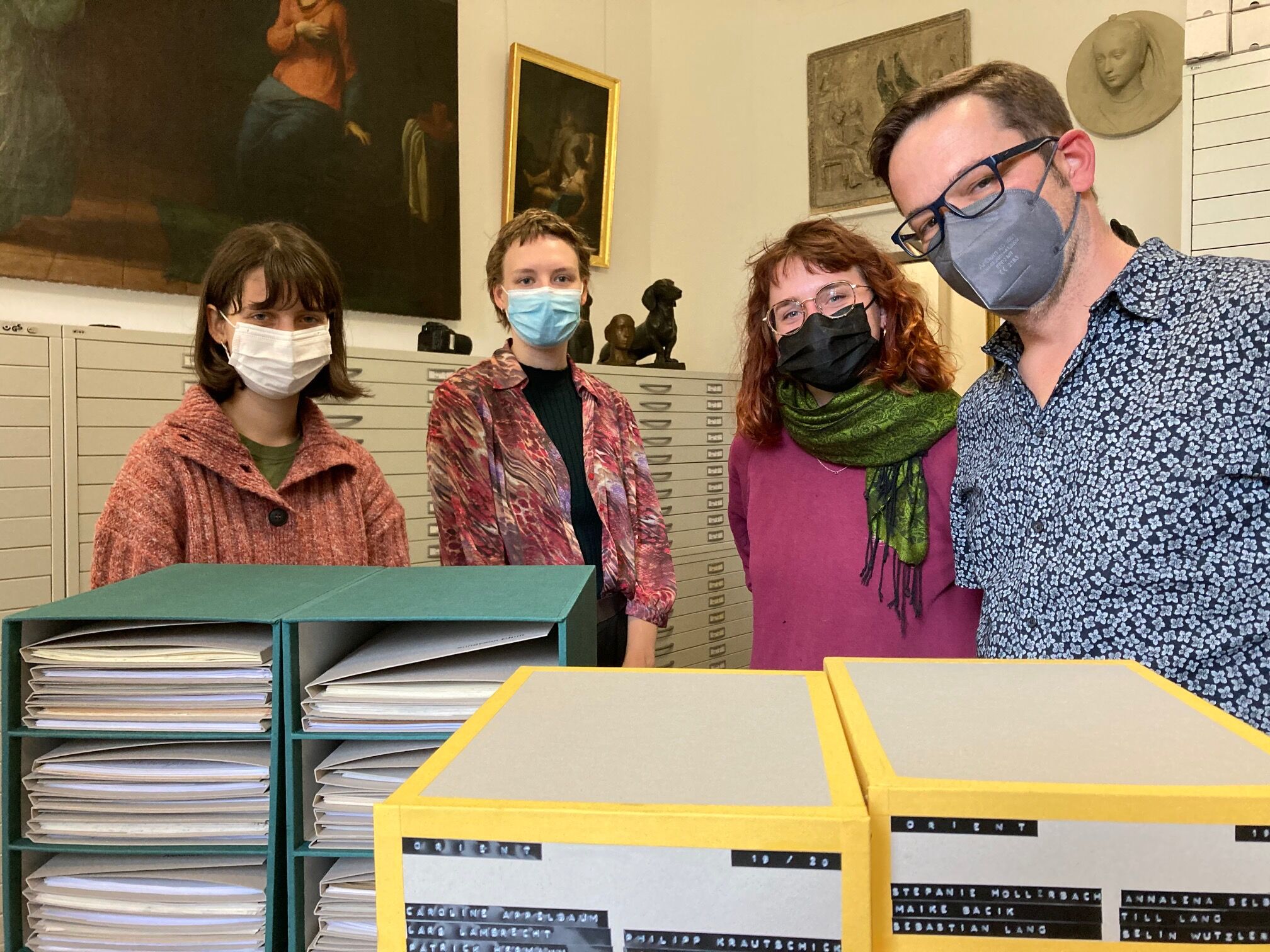 Gruppenfoto von der Übergabe der Schuber an das Archiv der Hochschule