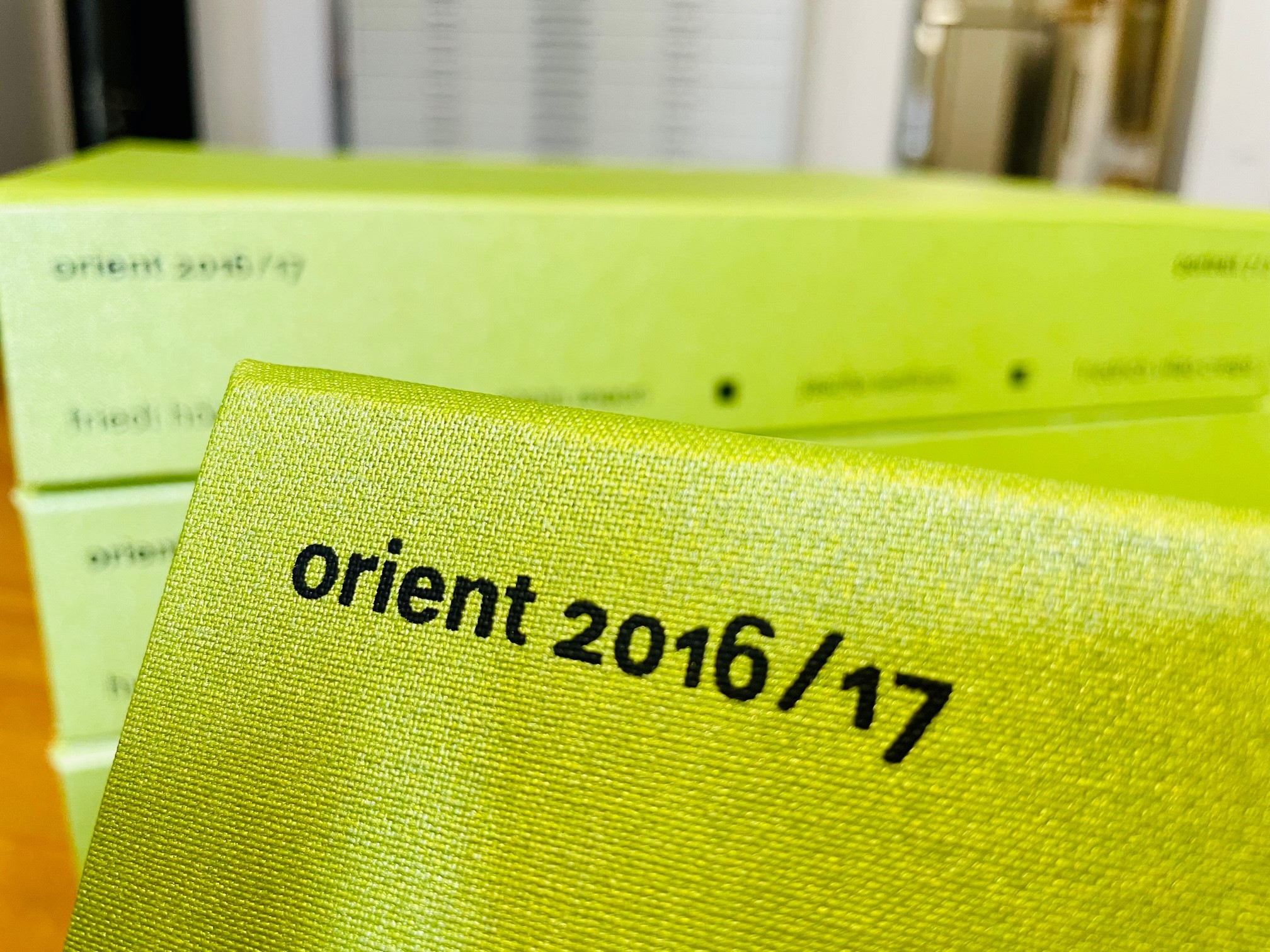 Nahaufnahme einer Grafikmappe mit Beschriftung "Orient 2016/17"