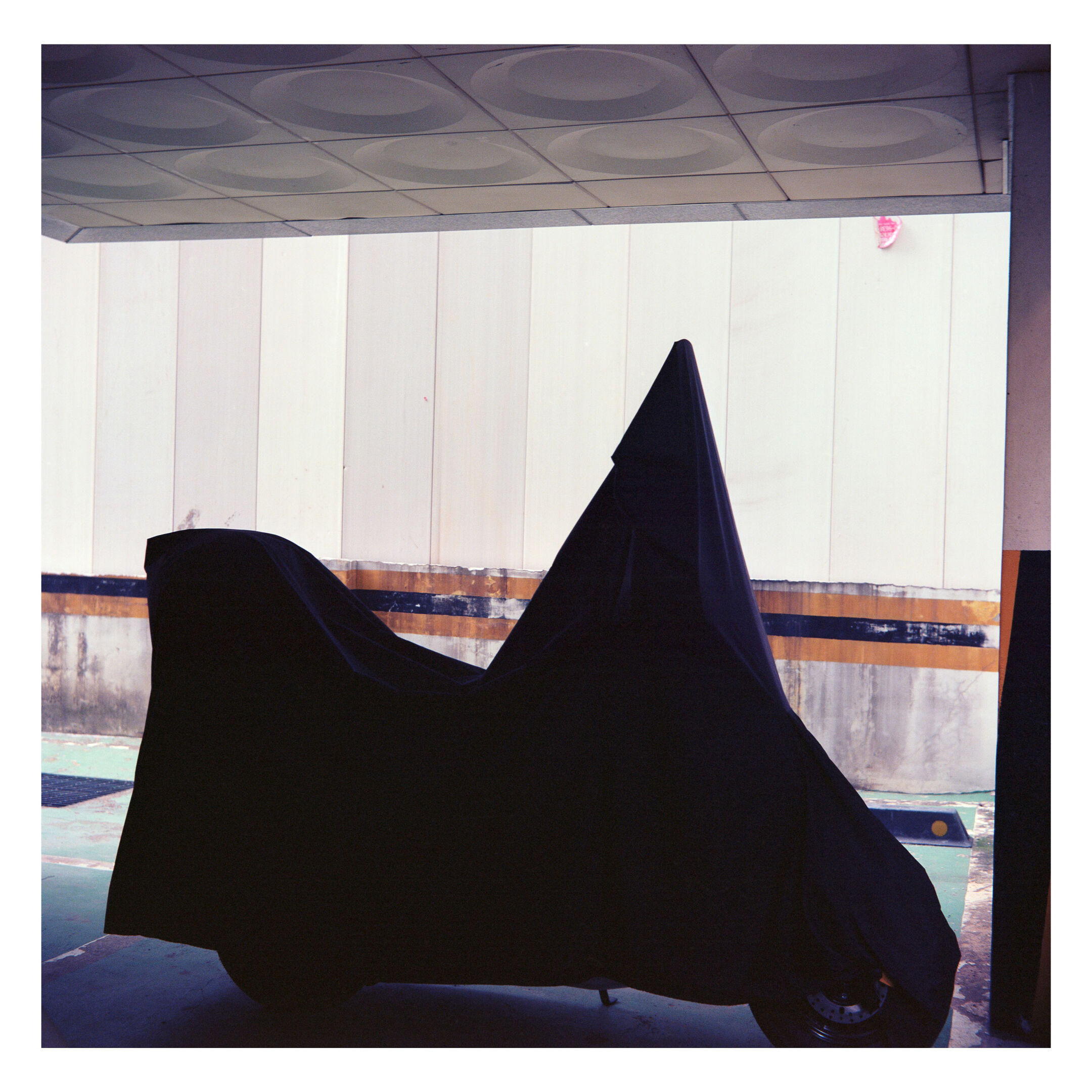 Foto der Silhouette eines Motorrads unter einer Plane