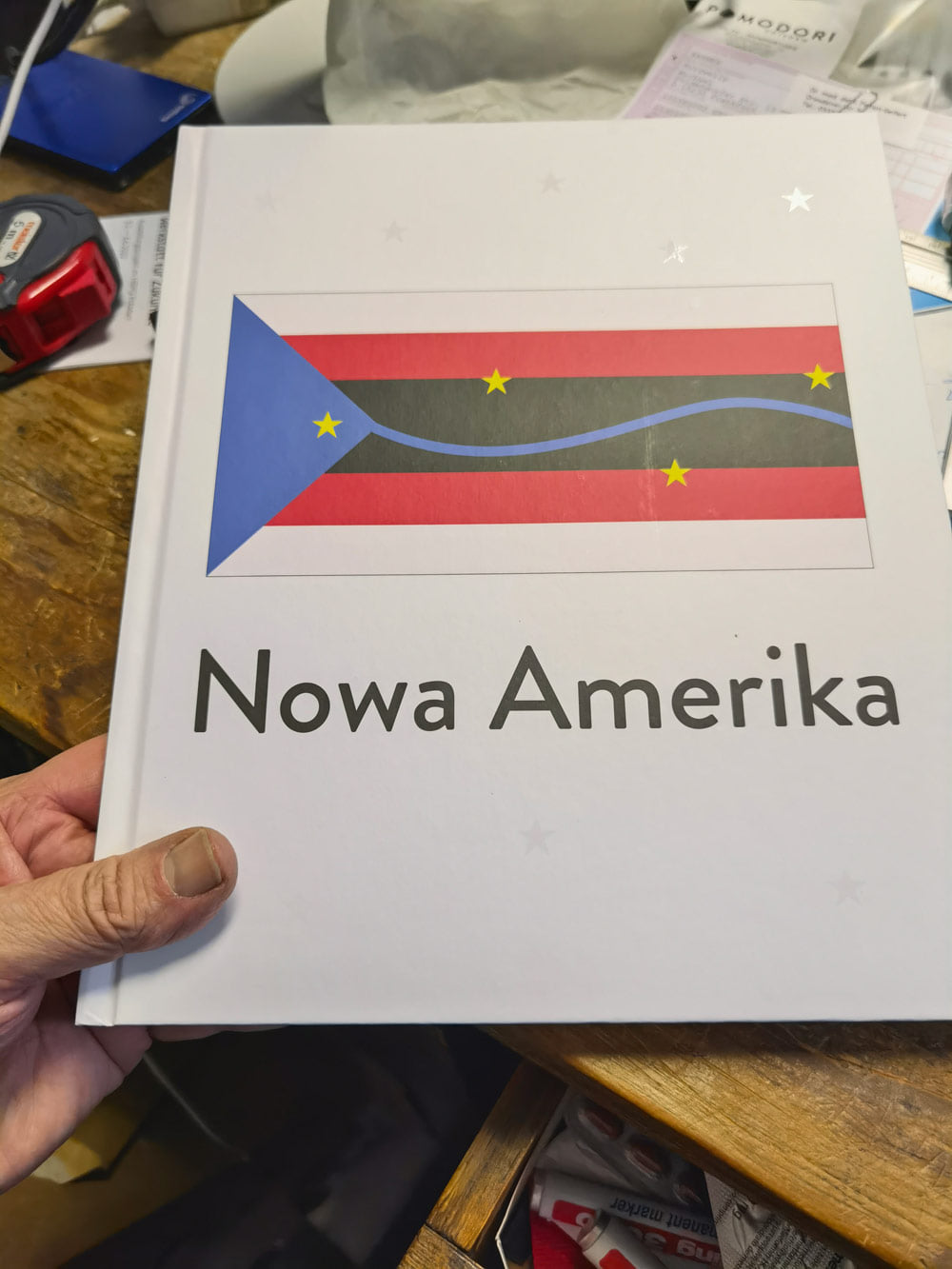 Das Buch "Nowa Amerika" auf einer Werkbank