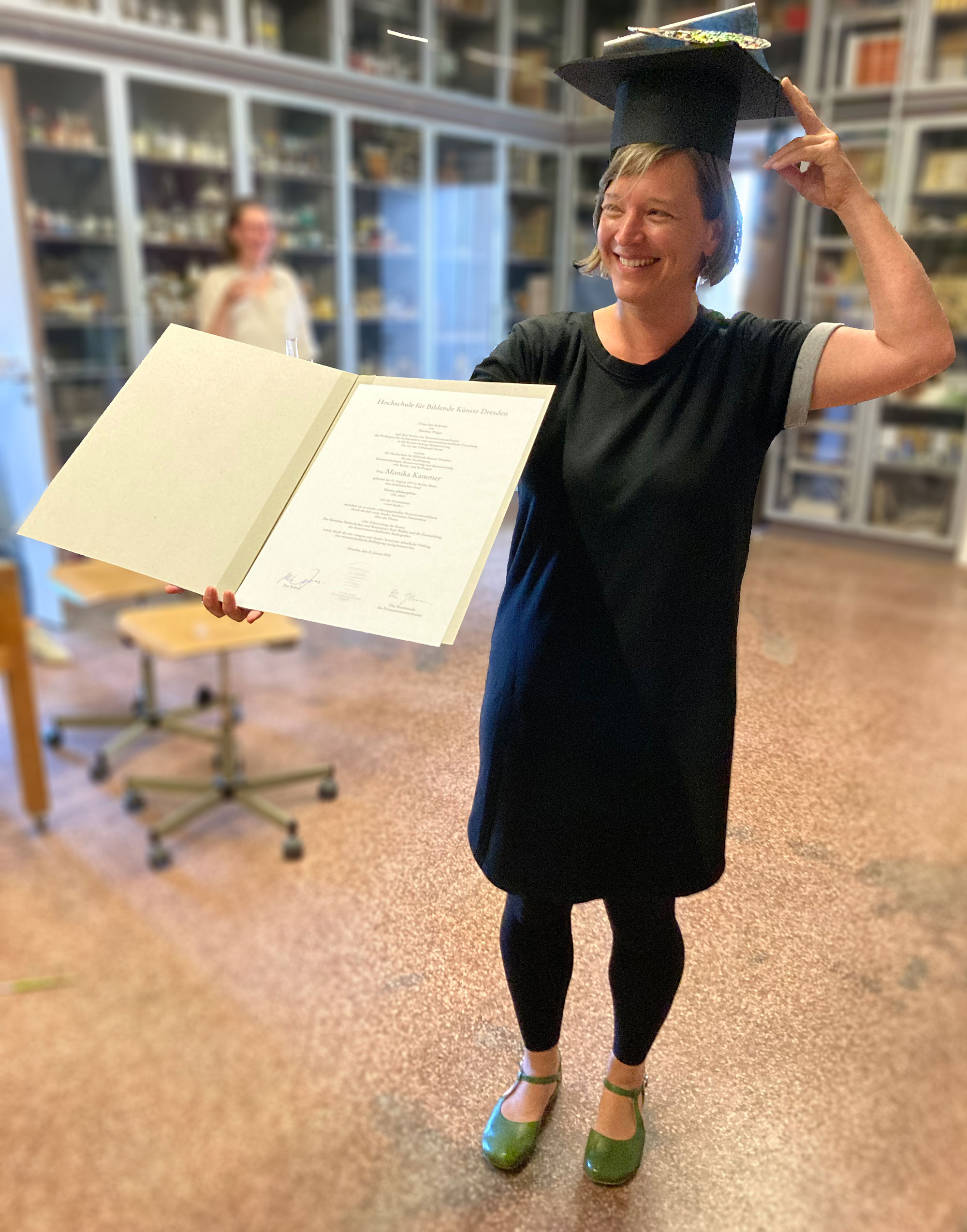 Dr. Monika Kammer, glücklich lächelnd mit ihrer Promotionsurkunde