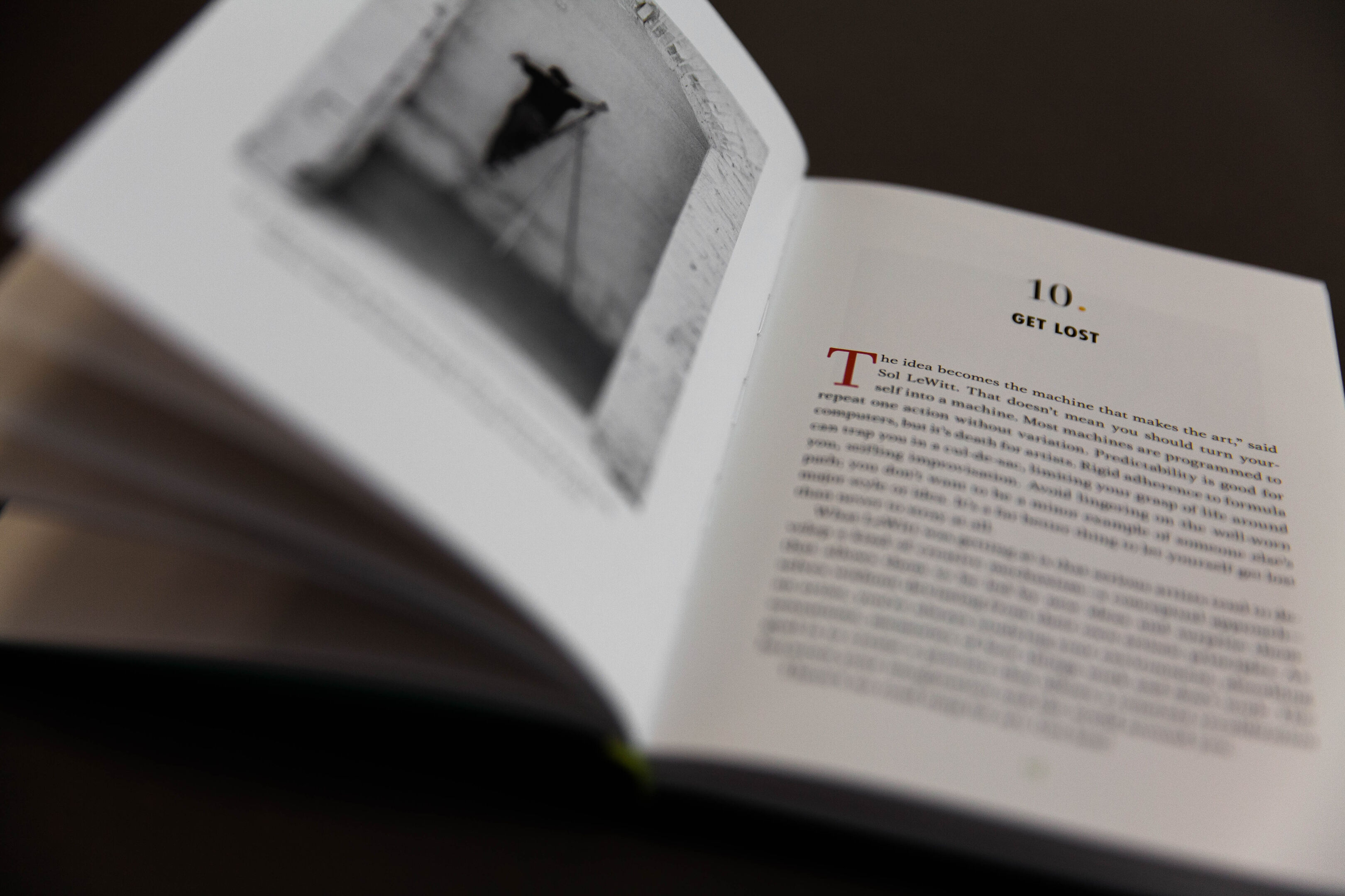 Aufgeschlagenes Buch mit Abbildung