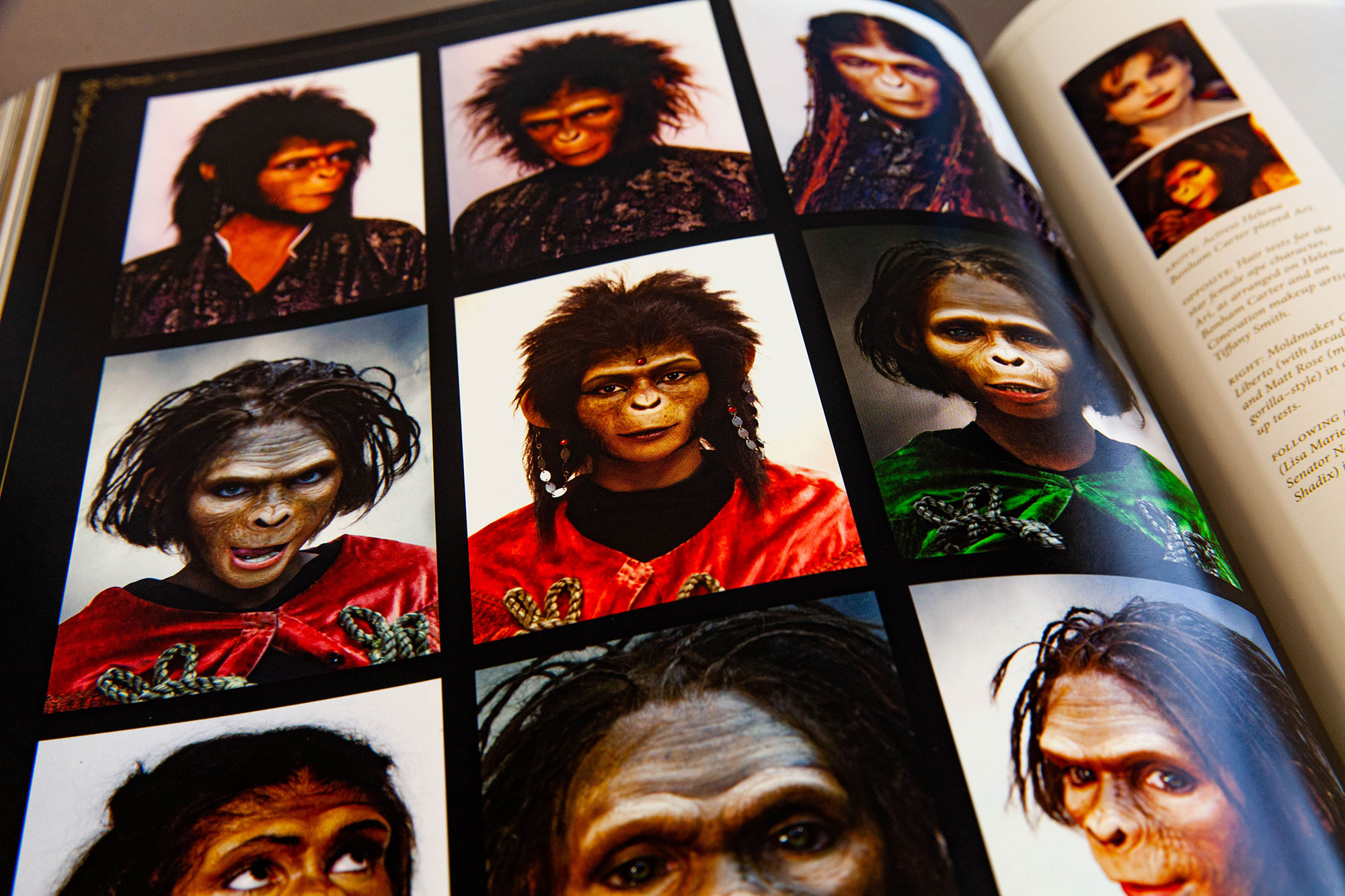 Aufgeschlagenes Buch. Die Seite zeigt verschiedene Maskendesigns