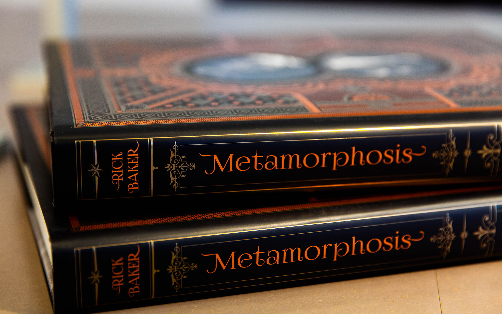 Stapel von den zwei Büchern "Rick Baker Metamorphosis, Band eins und zwei"