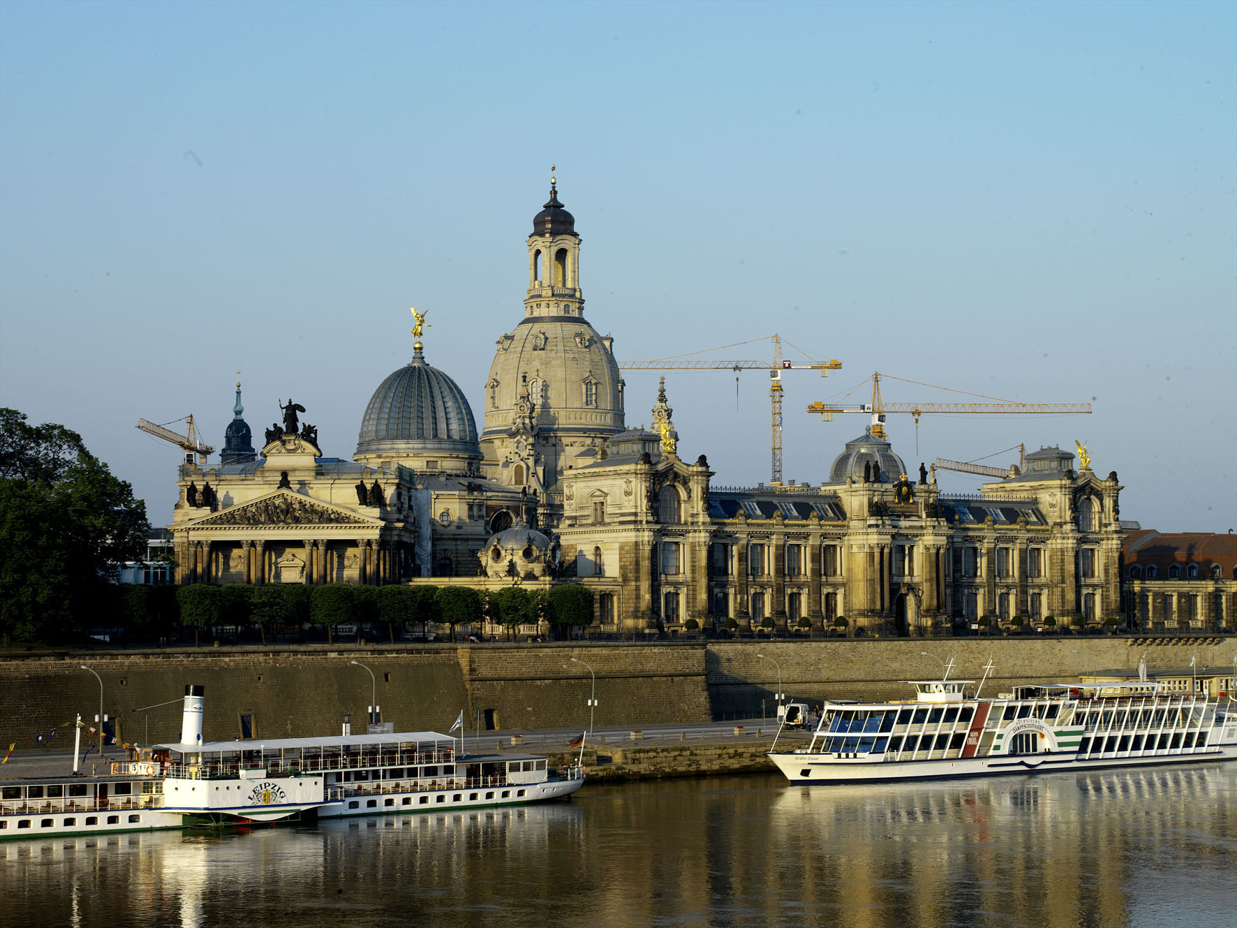 [Translate to English:] Fotografie auf Dresden Altstadt Elbufer