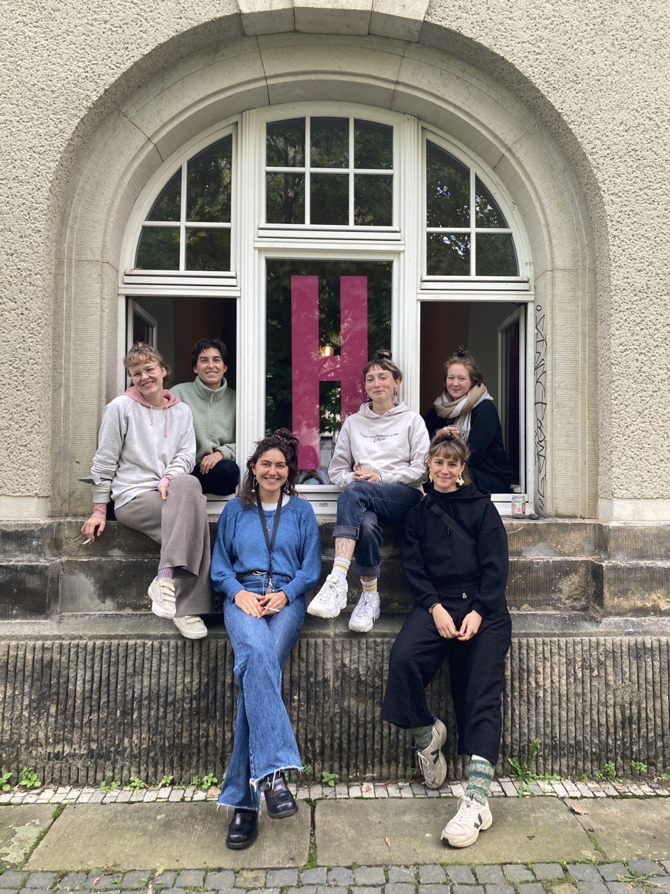 Gruppenfoto des Café OHA Vorstands im Hof der Güntzstraße. Gruppenfoto des Café OHA Vorstands im Hof der Güntzstraße.