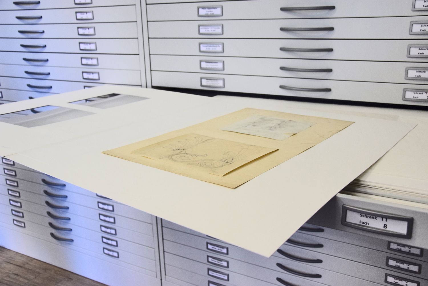 Vier Grafikschränke. Zeichnungen und Papiere. Vier Grafikschränke. Zeichnungen und Papiere.