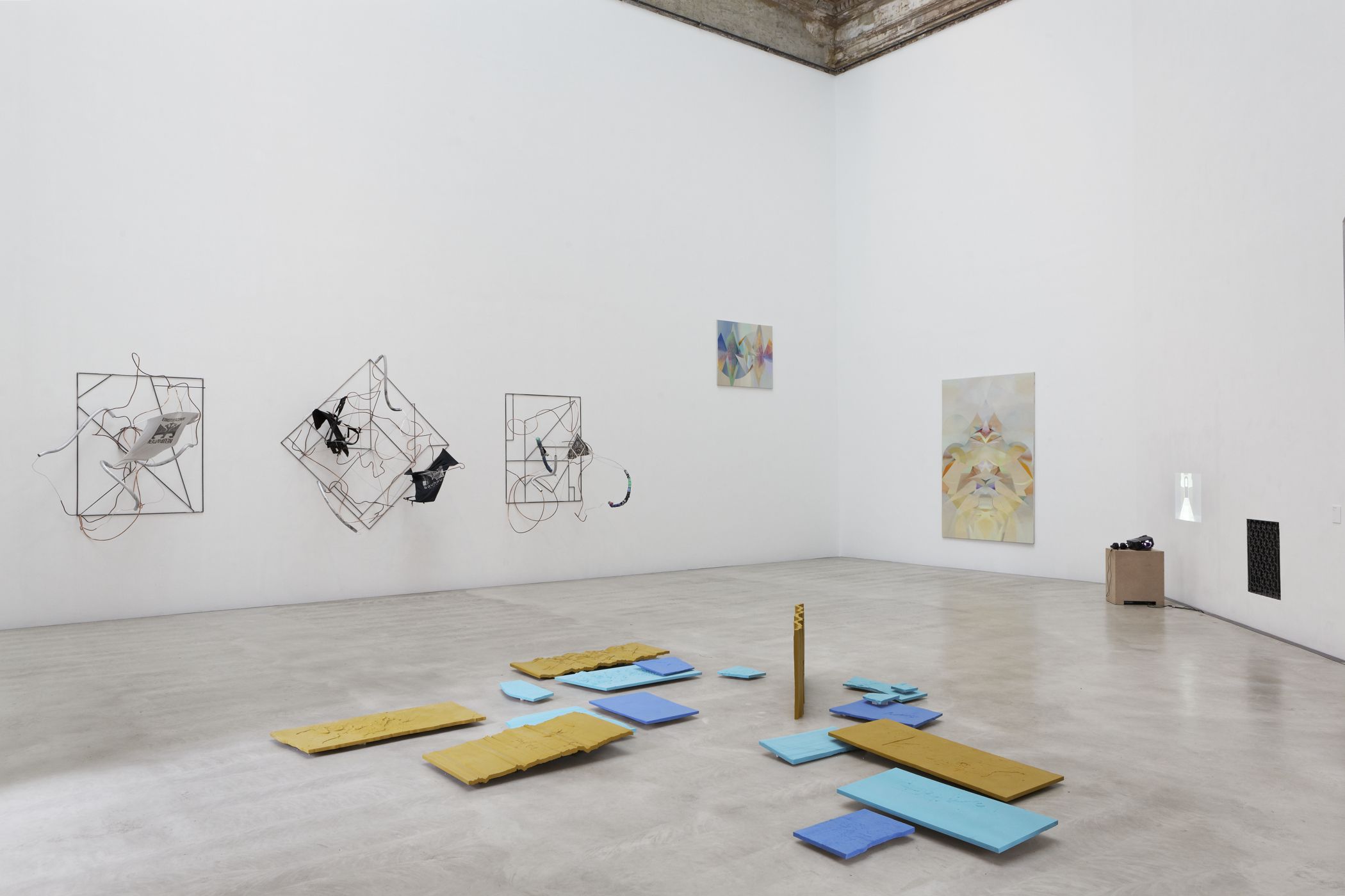 Diplomausstellung im Oktogon der Hochschule. Objekte, Gemälde und Installationen im Raum.