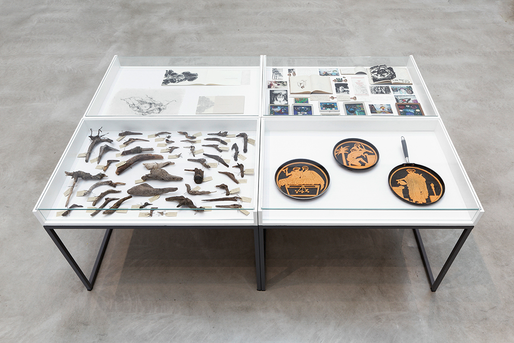 [Translate to English:] Existenz Spuren © Andreas Seeliger | Ausstellungsansicht